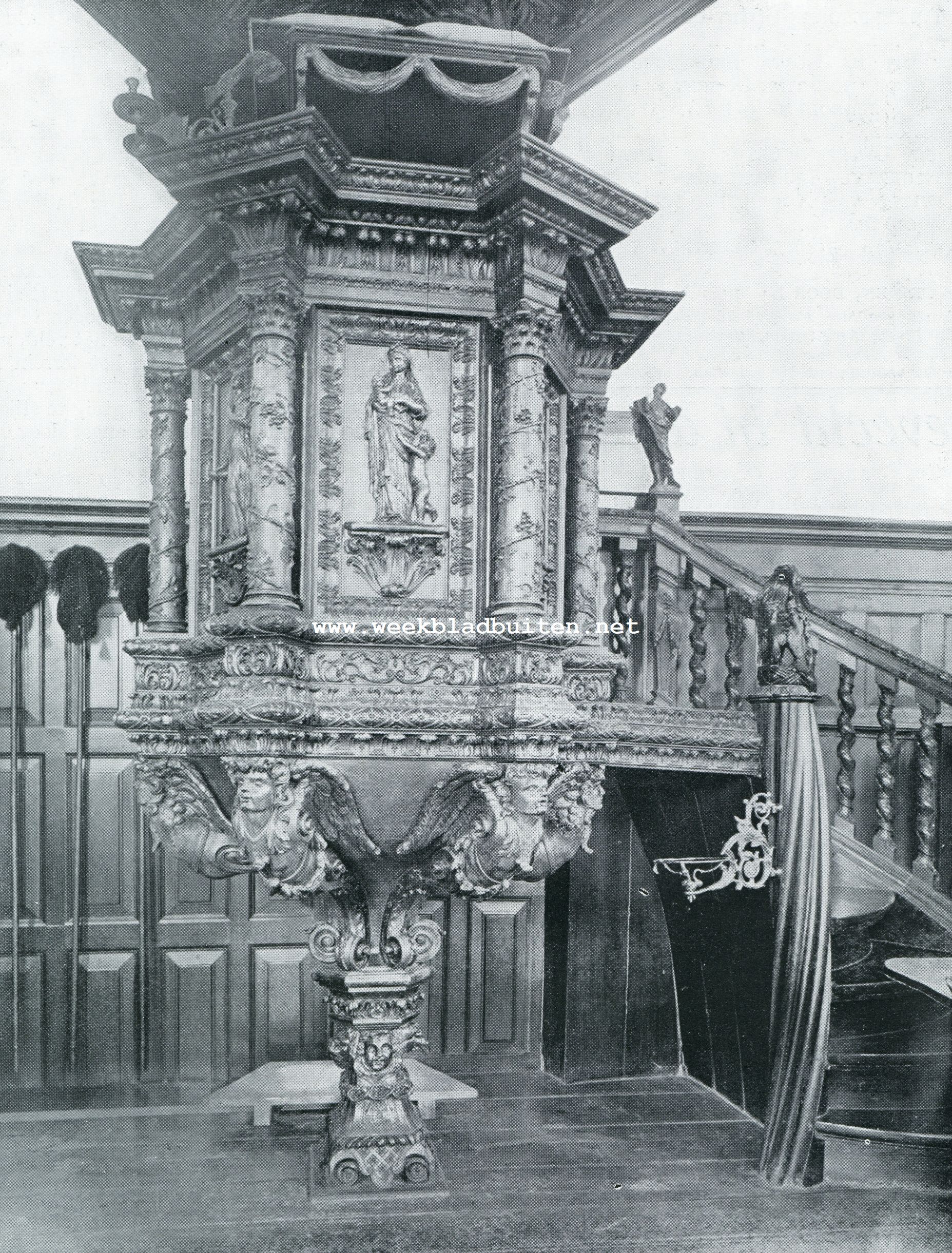PREEKSTOEL IN DE NED. HERVORMDE KERKTE ST. ANNA-PAROCHIE, WELKE KERK 250 JAAR GELEDEN GEBOUWD WERD