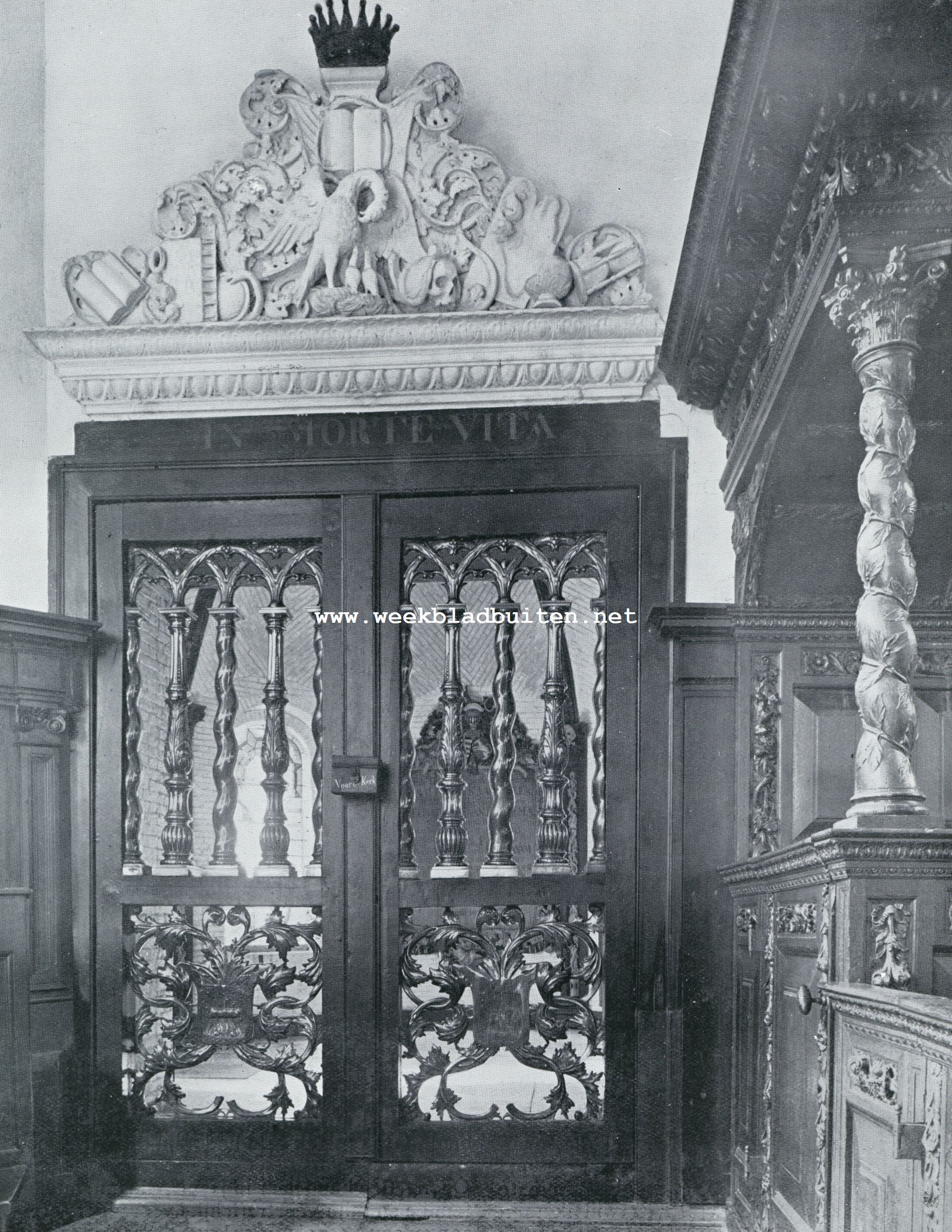 INGANG VAN DE GRAFKAPEL VOOR WILLEM VAN HAREN BIJ DE NED. HERVORMDE KERK TE ST. ANNA-PAROCHIE 1690)