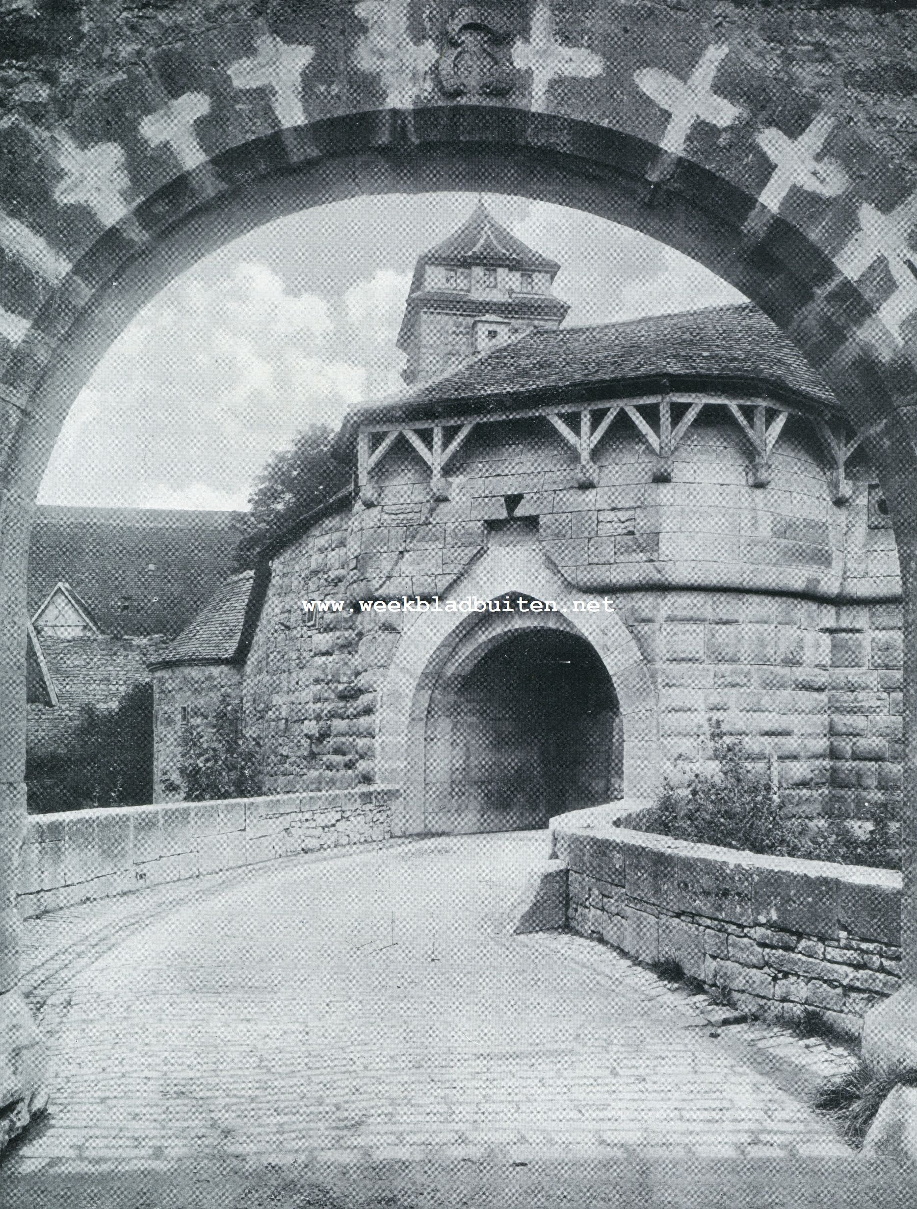 DE SPITALPOORT TE ROTHENBURG OB DER TAUBER, het Zwabische stadje, dat, omsloten door een muurgordel met poorten, torens, bastions en rondeelen, en met zijn reeds van verre zichtbarekerken, torenspitsen en hooge roode pannen-daken, een duidelijk en harmonisch beeld geeft van de architectonische schoonheid en dezelfgenoegzame sfeer der middeleeuwsche steden