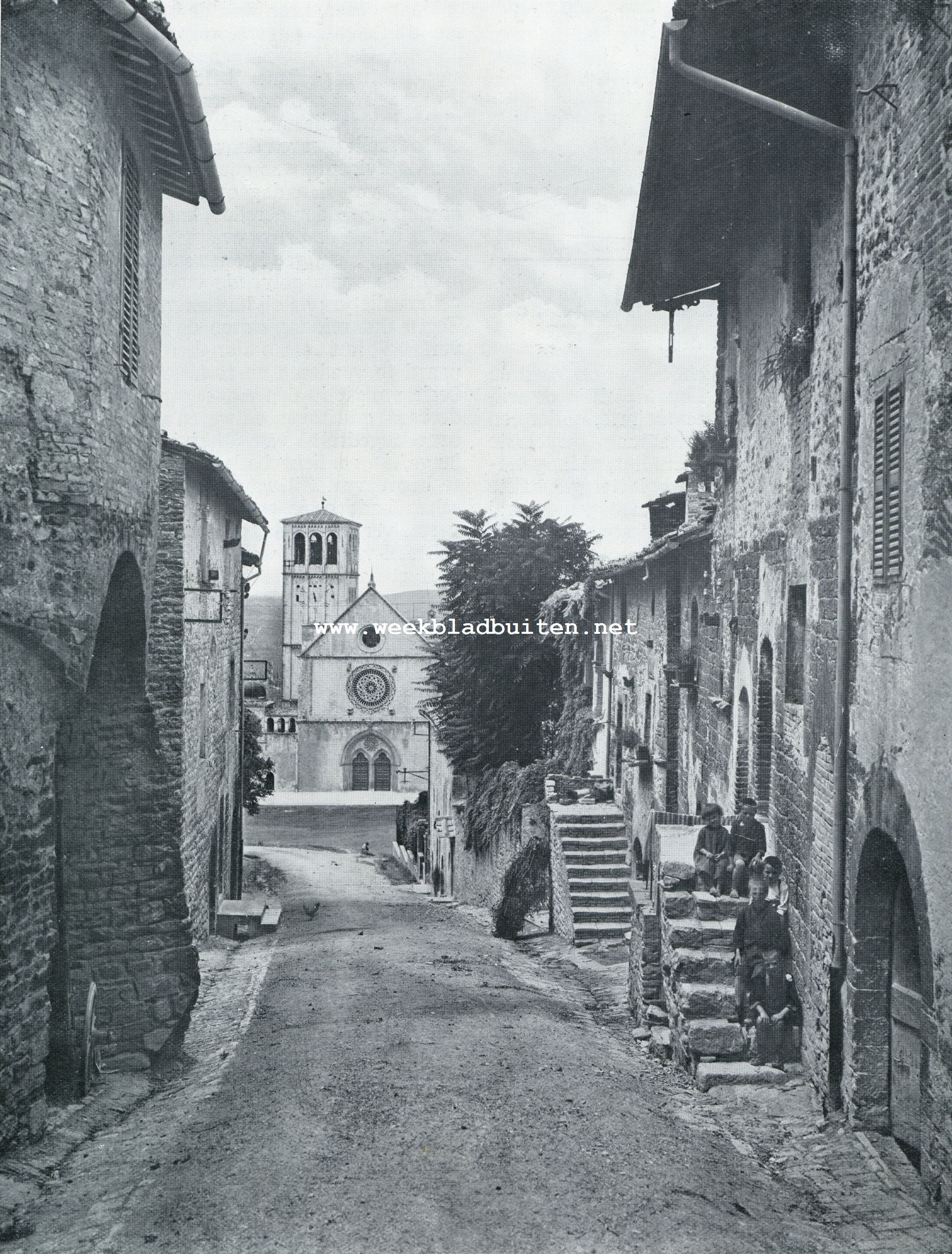 ASSISI, DE STAD VAN DEN HEILIGEN FRANCISCUS. DE KERK VAN ST. FRANCISCUS GEZIEN VAN DE POORT S. GIACOMO