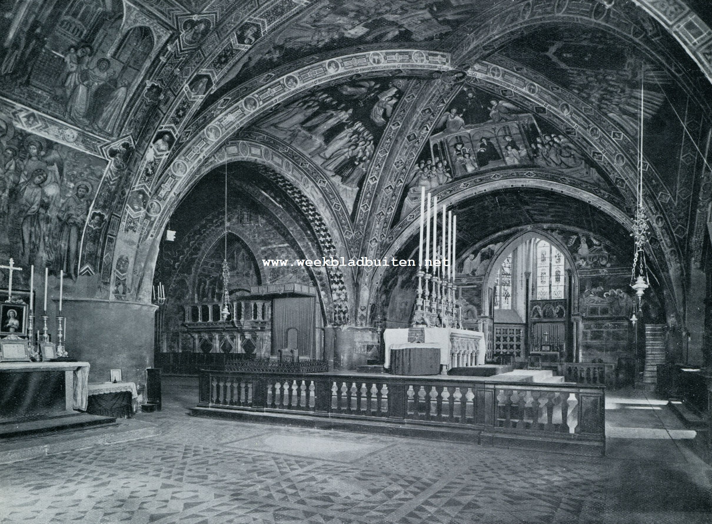 INTERIEUR VAN DE ONDERSTE DER AAN ST. FRANCISCUS GEWIJDE KERKEN