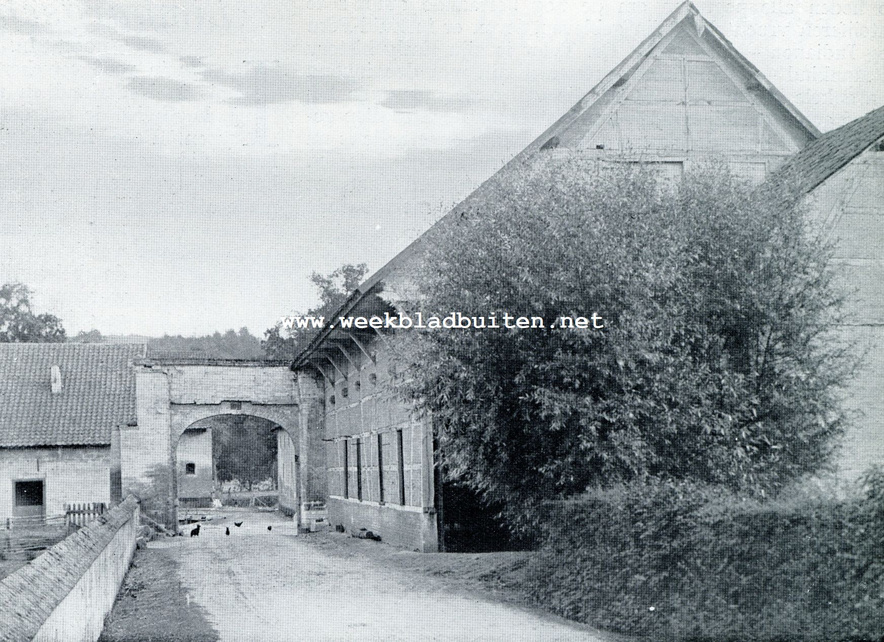 LIMBURGSCHE BOERDERIJEN. INGANGSPOORT VAN EEN BOERDERIJ TE HOUTHEM. Bijbouw van tateren datum, maar in stijl met de andere gebouwen gehouden