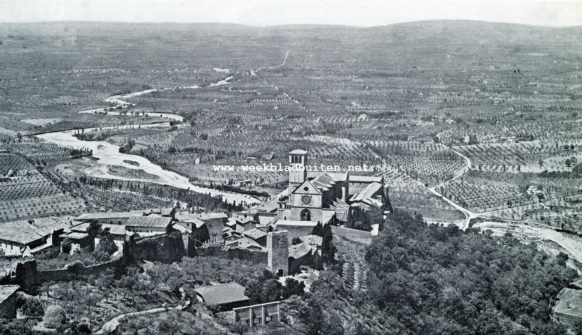 ASSISI. PANORAMA VAN DE UMBRISCHE VLAKTE; OP DEN VOORGROND DE KERK VAN ST. FRANCISCUS