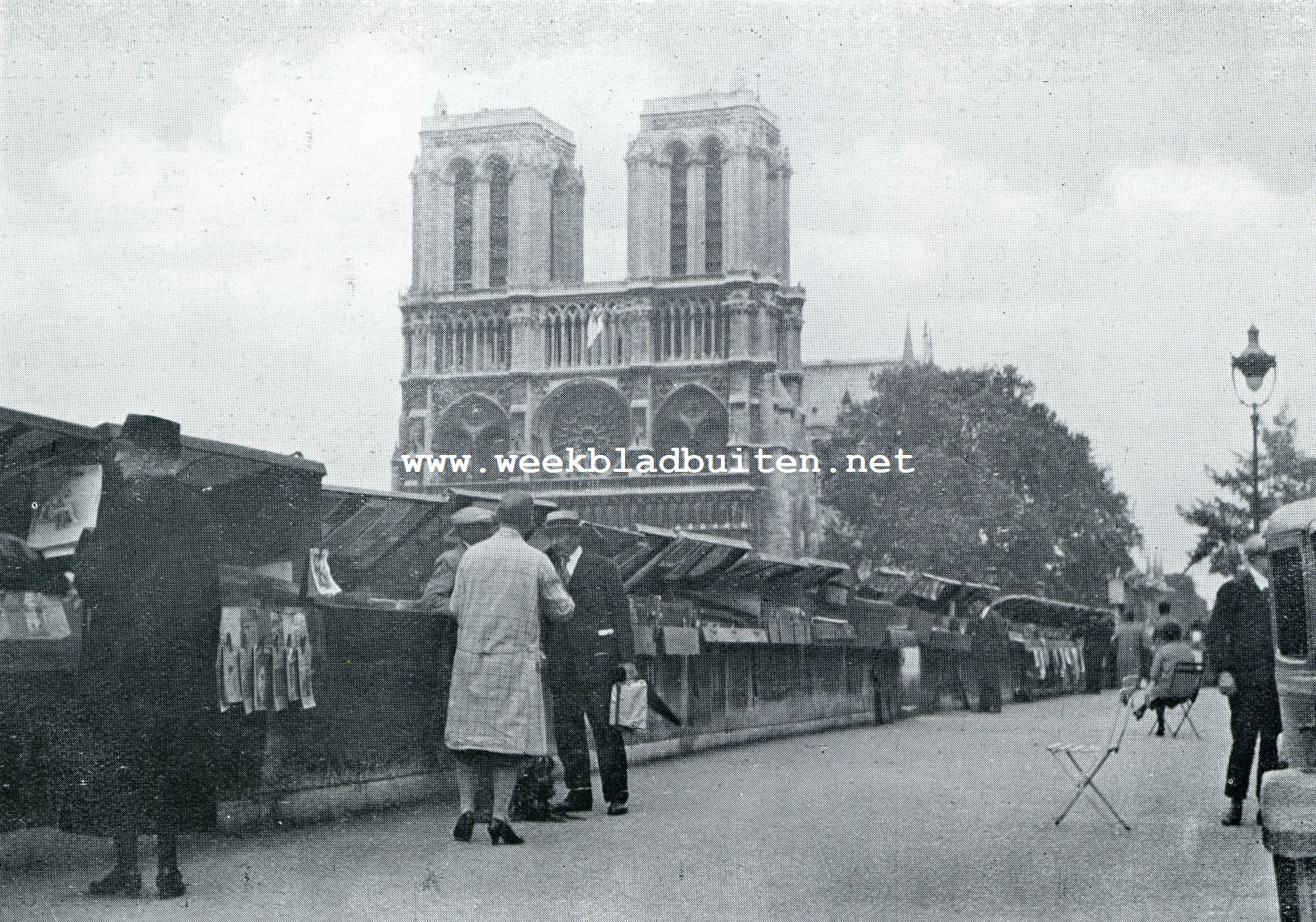 DE MARKTEN VAN PARIJS. DE BEFAAMDE BOEKENSTALLETJES OP DE SEINE-KADE. OP DEN ACHTERGROND DE NOTRE DAME