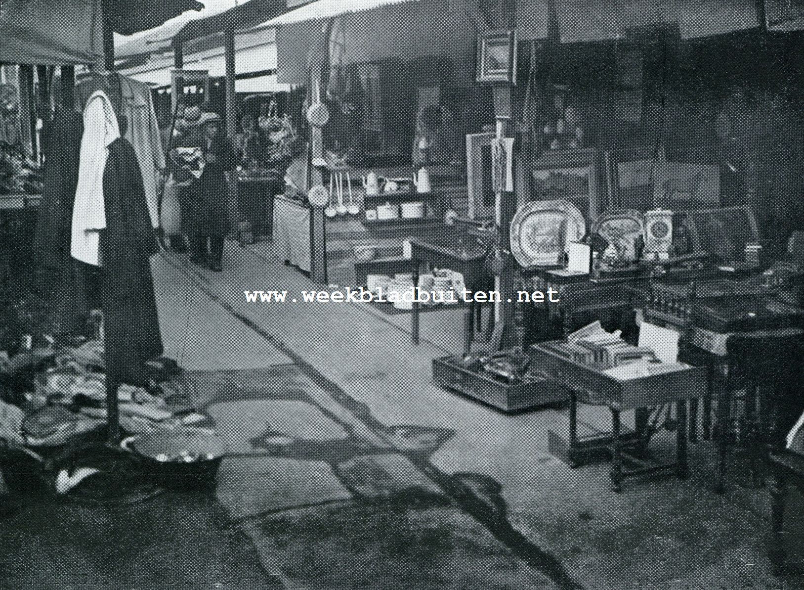 DE MARKTEN VAN PARIJS. DE ZGN. VLOOIENMARKT BIJ DE PORTE DE CLIGNANCOURT