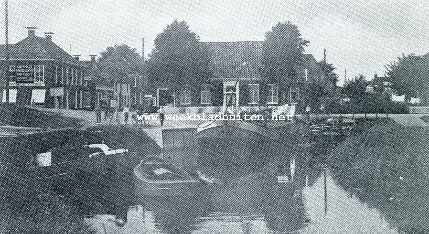 VAN T HOOGELAND. EZINGE, VOORBEELD VAN CONCENTRISCHEN DORPSBOUW. OOK DIT DORP IS DOOR 'T WATER MET DE BUITENWERELD VERBONDEN