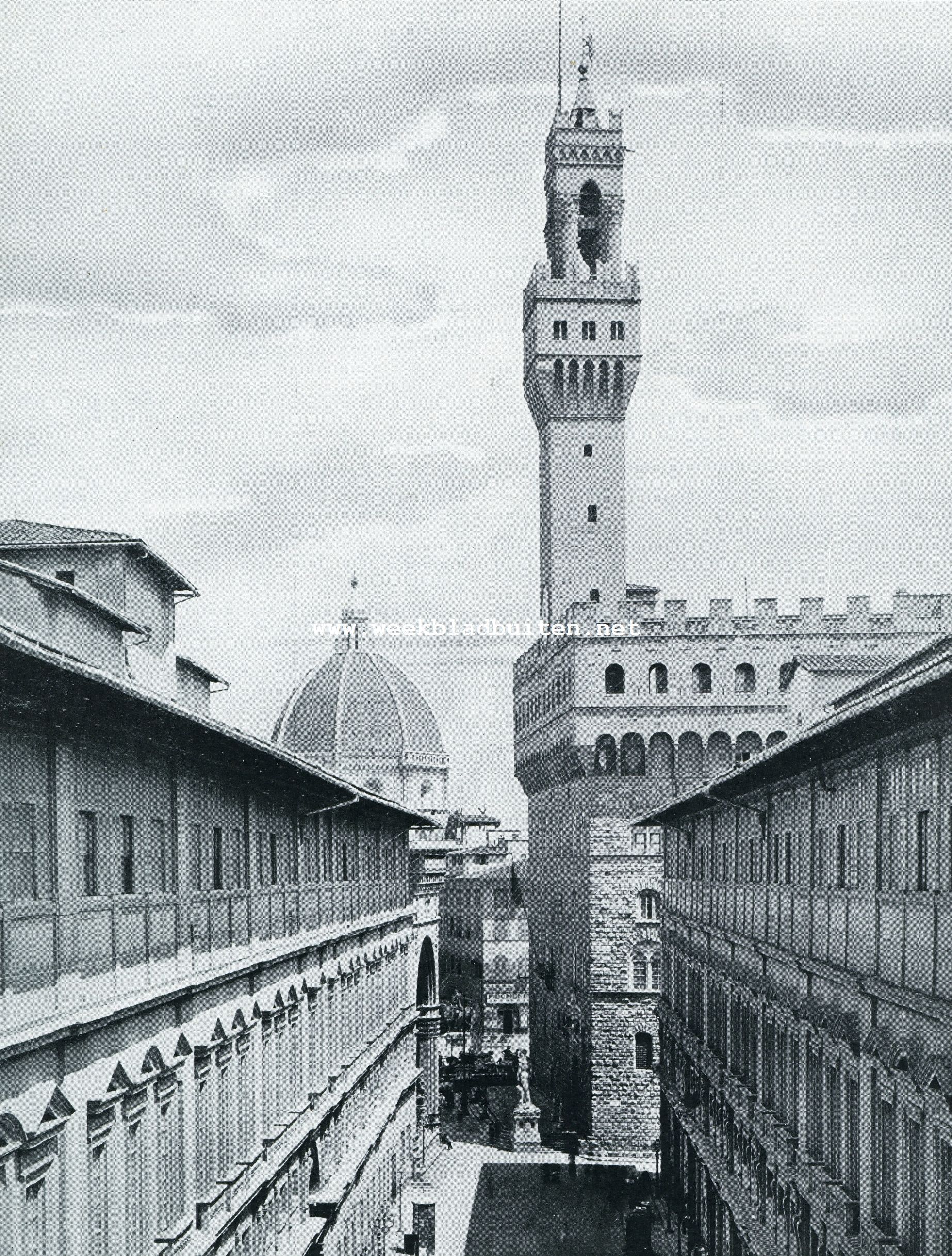 DOORKIJK UIT DE GALERIJ DER UFFIZI TE FLORENCE OP HET OUDE PALEIS (PALAZZO VECCHIO), MET DEN DOMKOEPEL OP DEN ACHTERGROND