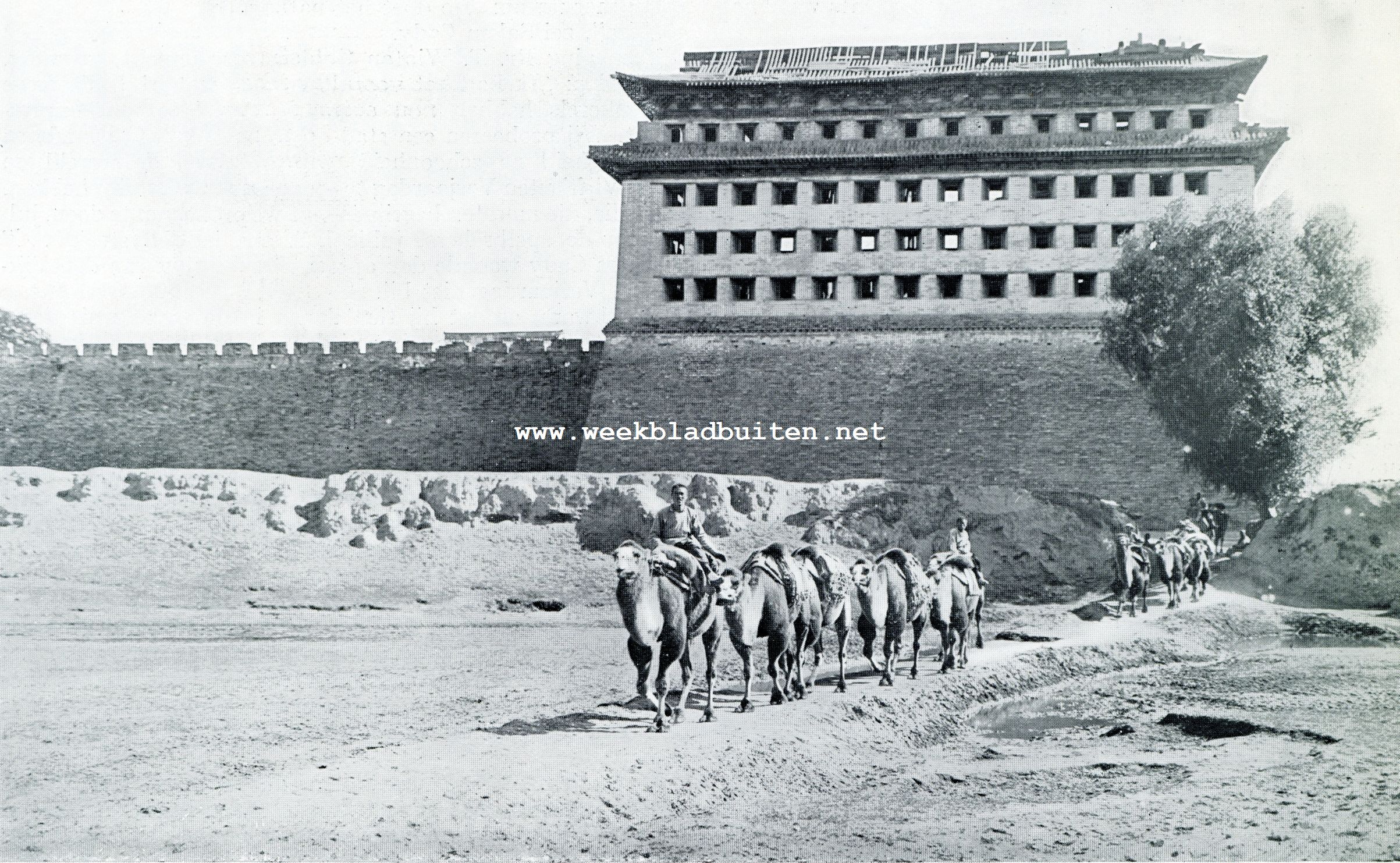 HOEKTOREN VAN DE TARTARENSTAD VAN PEKING, DATEEREND UIT DEN TIJD VAN KOEBLAI KHAN( 1250)