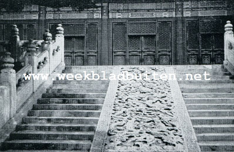 DRAKENVERSIERING OP DE TRAP VAN DEN CONFUCIUS-TEMPEL TE PEKING, LEIDEND NAAR DEN HAL DER VOLMAAKTHEID. DE VERSIERING IS GEHOUWEN IN N PLAAT MARMER. HIEROVER SCHRIJDEN DE GEESTEN, OVER DE TRAPPEN GAAN DE STERVELINGEN