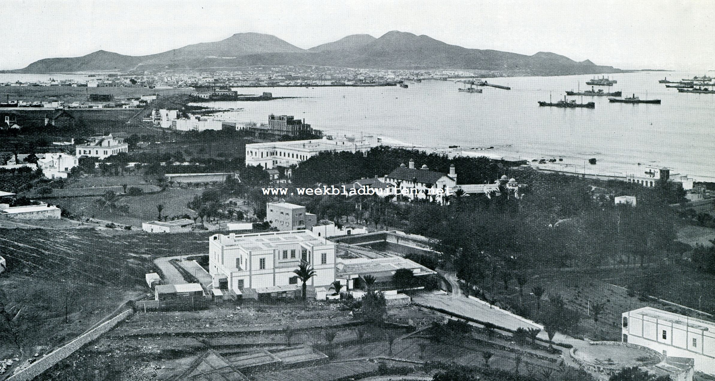 PANORAMA VAN DE PUERTO DE LA LUZ BIJ LAS PALMAS, OP DEN ACHTERGROND DE ISLETA