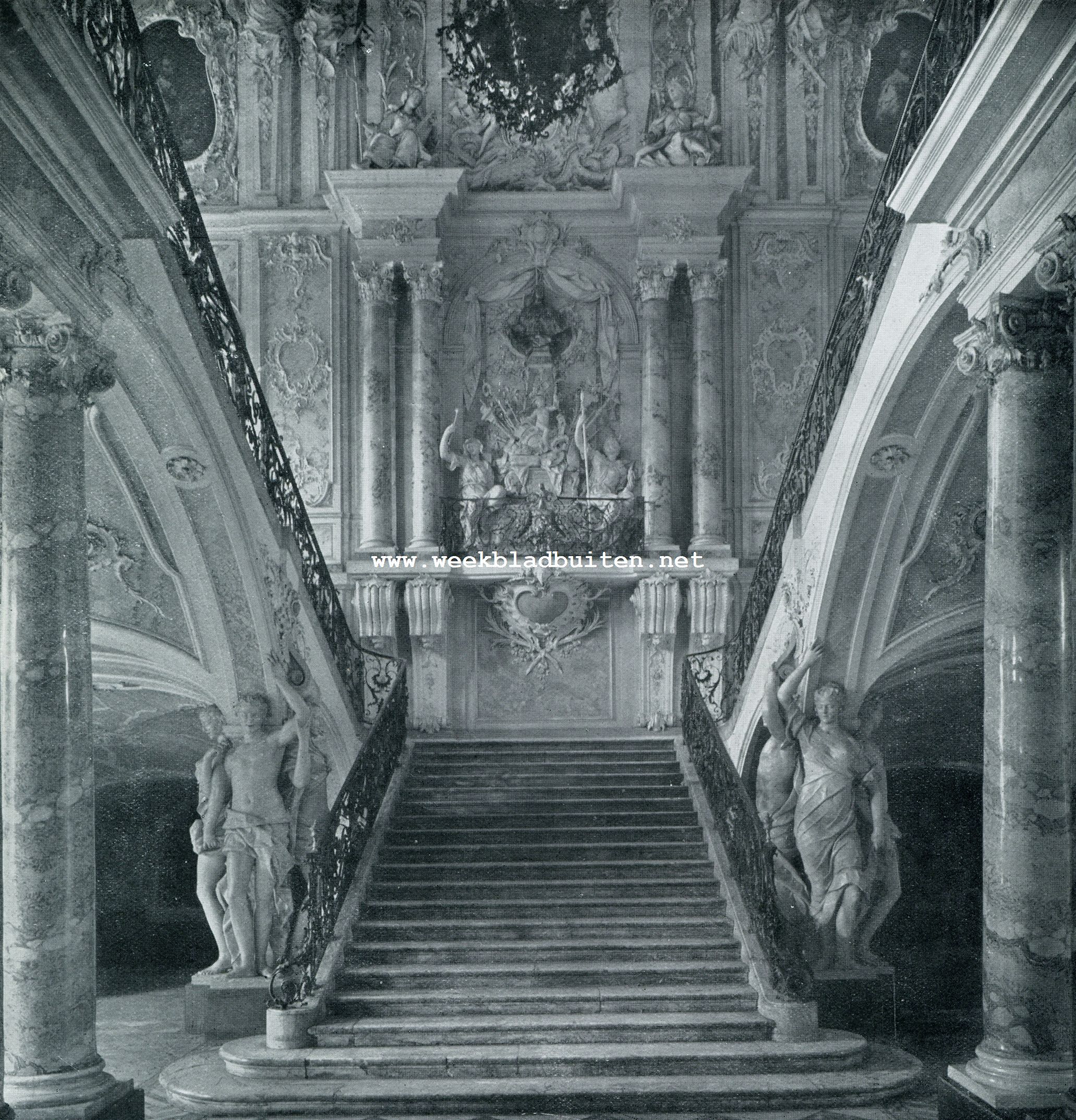 HET TRAPPENHUIS IN HET SLOT BRHL BIJ KEULEN, IN 17431748 DOOR J. B. NEUMANN GEBOUWD. HET STUCWERK IS VAN ITALIAANSCHE KUNSTENAARS
