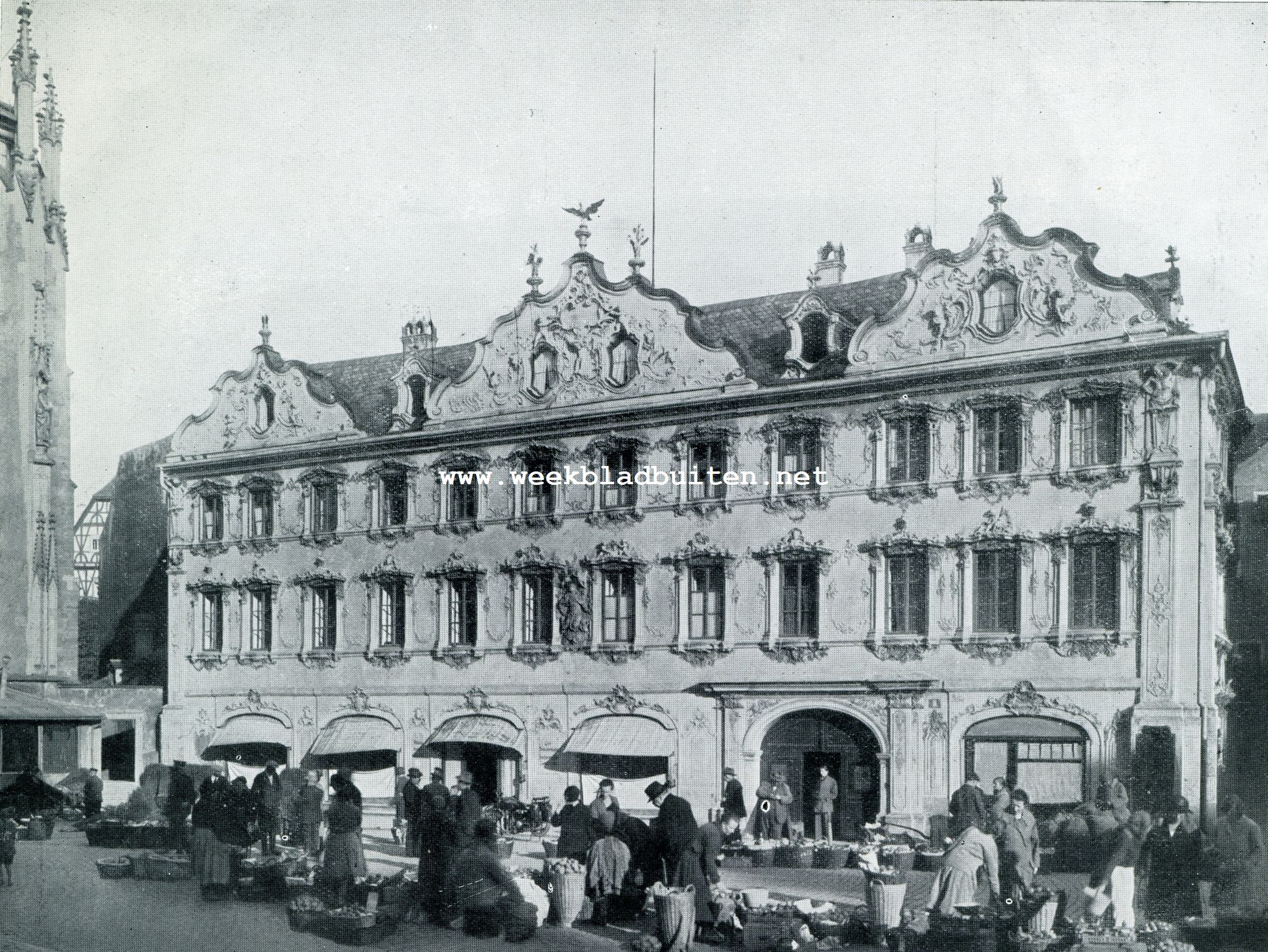 HET HUIS ZUM FALKEN OP HET MARKTPLEIN TE WRZBURG. DE FAQADE IS UIT HET JAAR 1735. GEHEEL LINKS IS JUIST NOG DE GOTHISCHE MAREINKAPELLE ZICHTBAAR