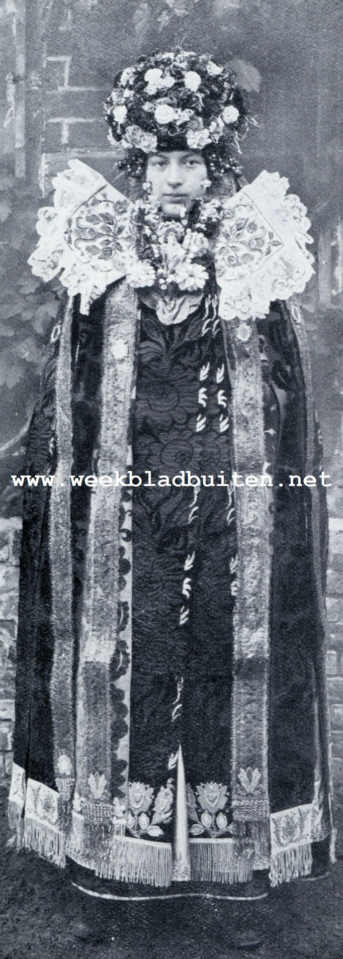 VAN BRUIDSKRONEN EN KROONBRUIDEN. MEISJE UIT BCKEBURG IN BRUIDSTOOI