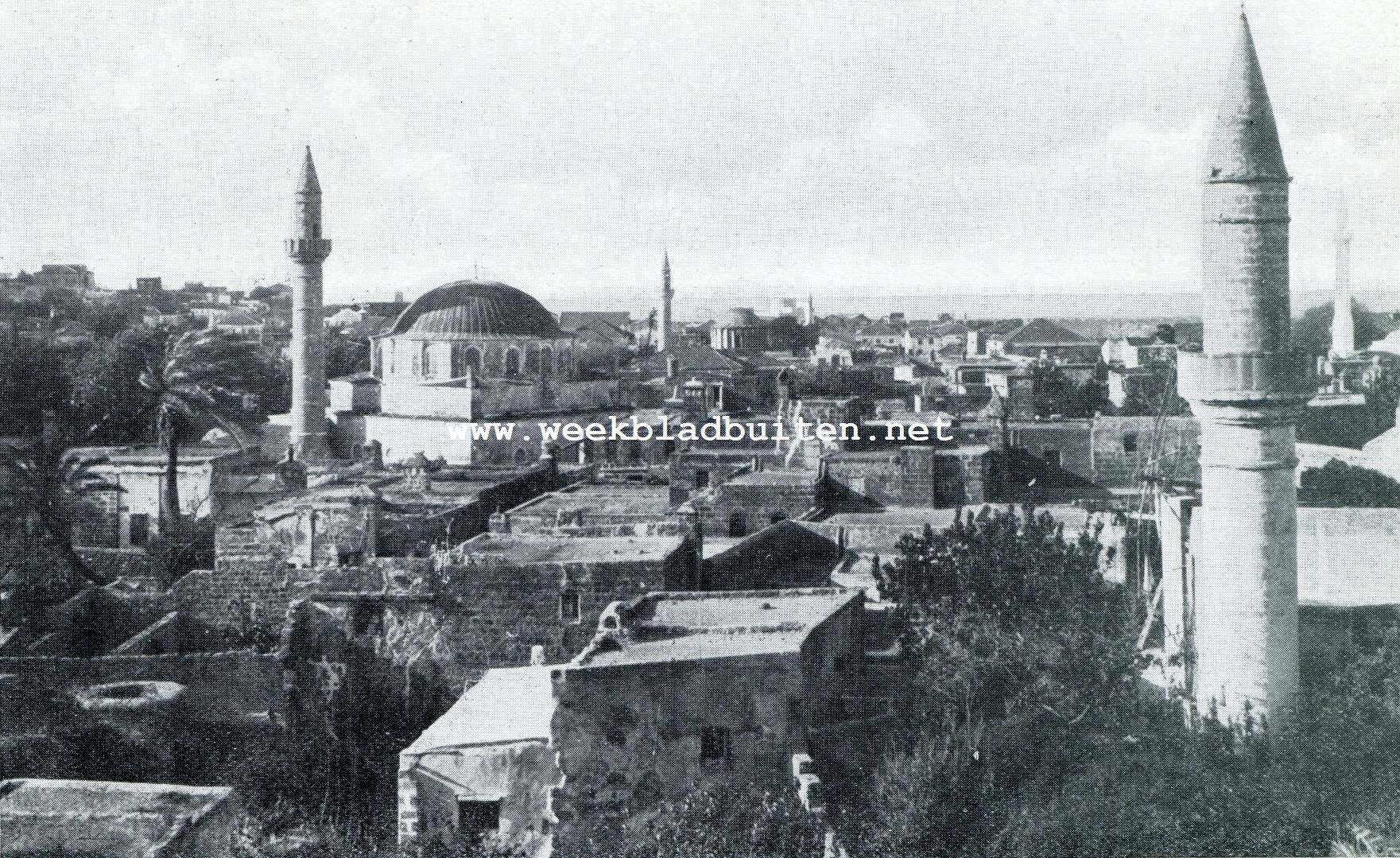 HET BLINKEND WITTE OOSTERSCHE STADSDEEL VAN RHODOS MET ZIJN SLANKE MINARETS