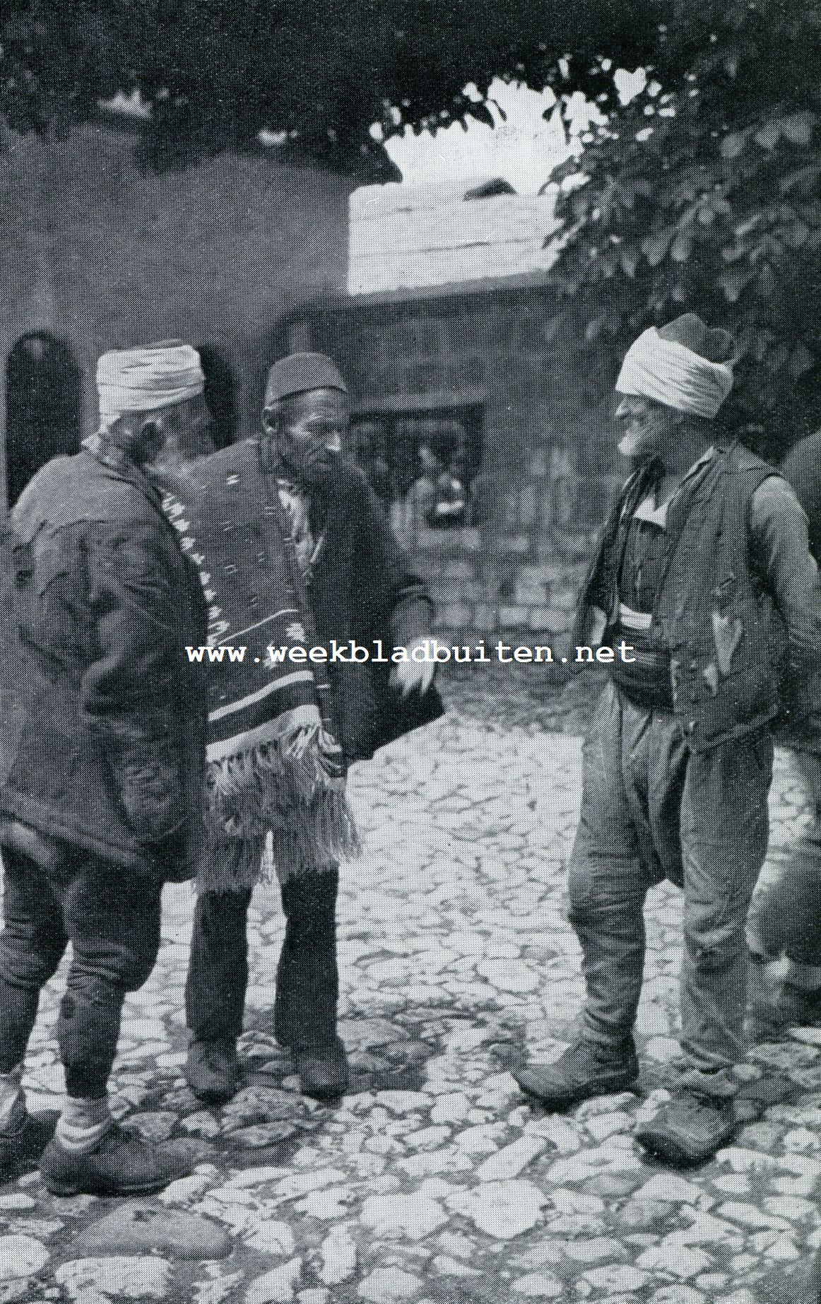 TURKSCHE BEDELAARS EN KOOPMAN IN DEN VOORHOF VAN EEN MOSKEE TE RHODOS