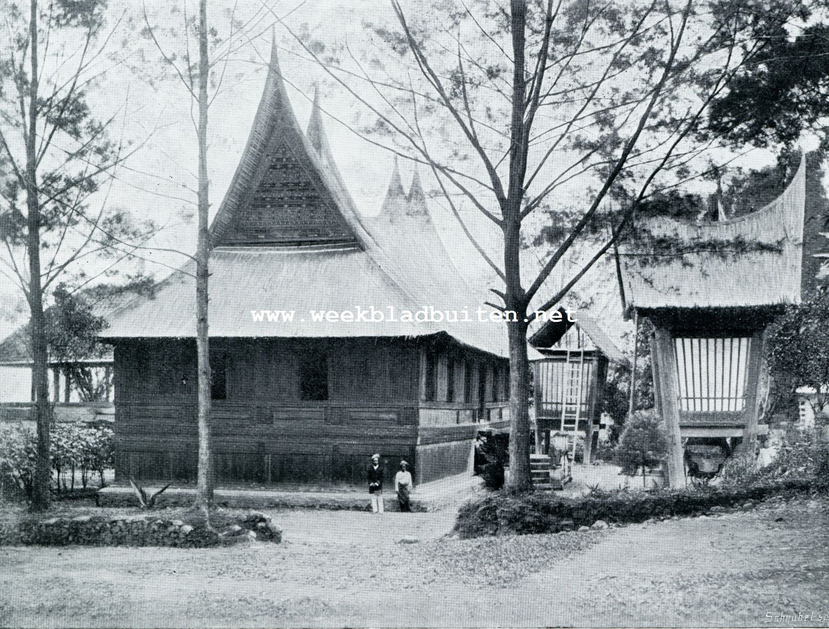 HUIZEN EN RIJSTSCHUREN IN DE PADANGSCHE BOVENLANDEN