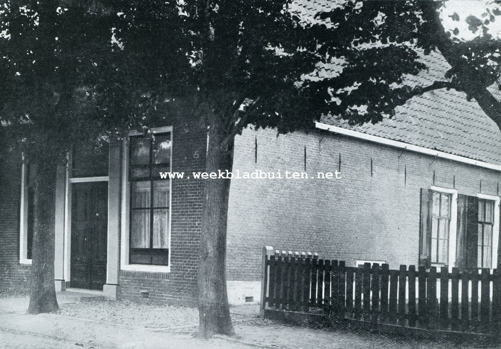 HET GEBOORTEHUIS VAN DEN FRIESCHEN VOLKSSCHRIJVER EN VOORDRAGER WALING DIJKSTRA TE VROUWBUURT, EEN TYPISCH VOORBEELD VAN DEN ALGEMEENEN DORPSSTIJL IN DEN BOUWHOEK