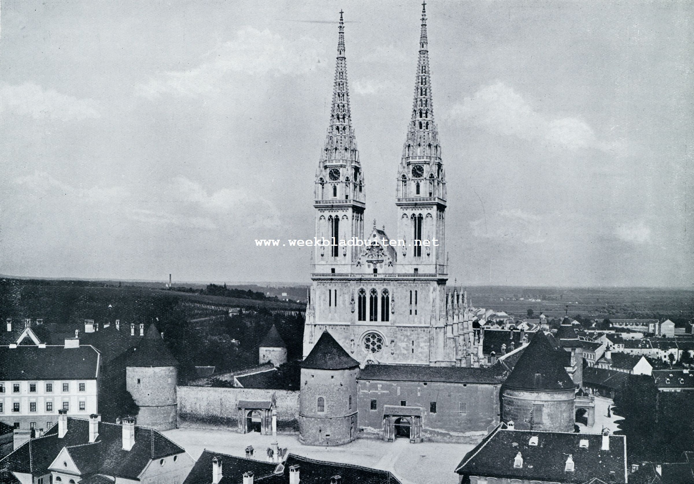 DE KATHEDRAAL TE ZAGREB METHET BISSCHOPPELIJK PALEIS, OMGEVEN DOOR DE OUDE VERSTERKINGEN