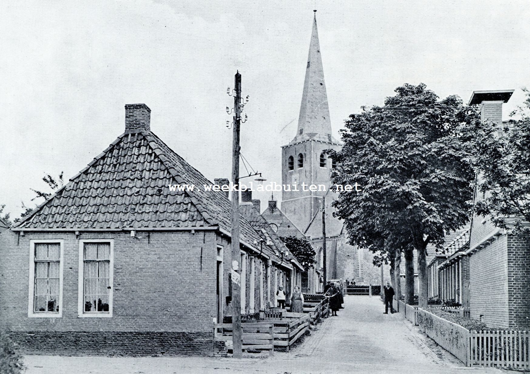 DORPSSTRAATJE TE HALLUM, EEN DER OUDSTE EN MERKWAARDIGSTE BOUWHOEKDORPEN. Uit de arbeidershuisjes als op de afbeelding trekken in den vroegen ochtend de ,,keppels de velden in om te wieden of aardappels te rooien