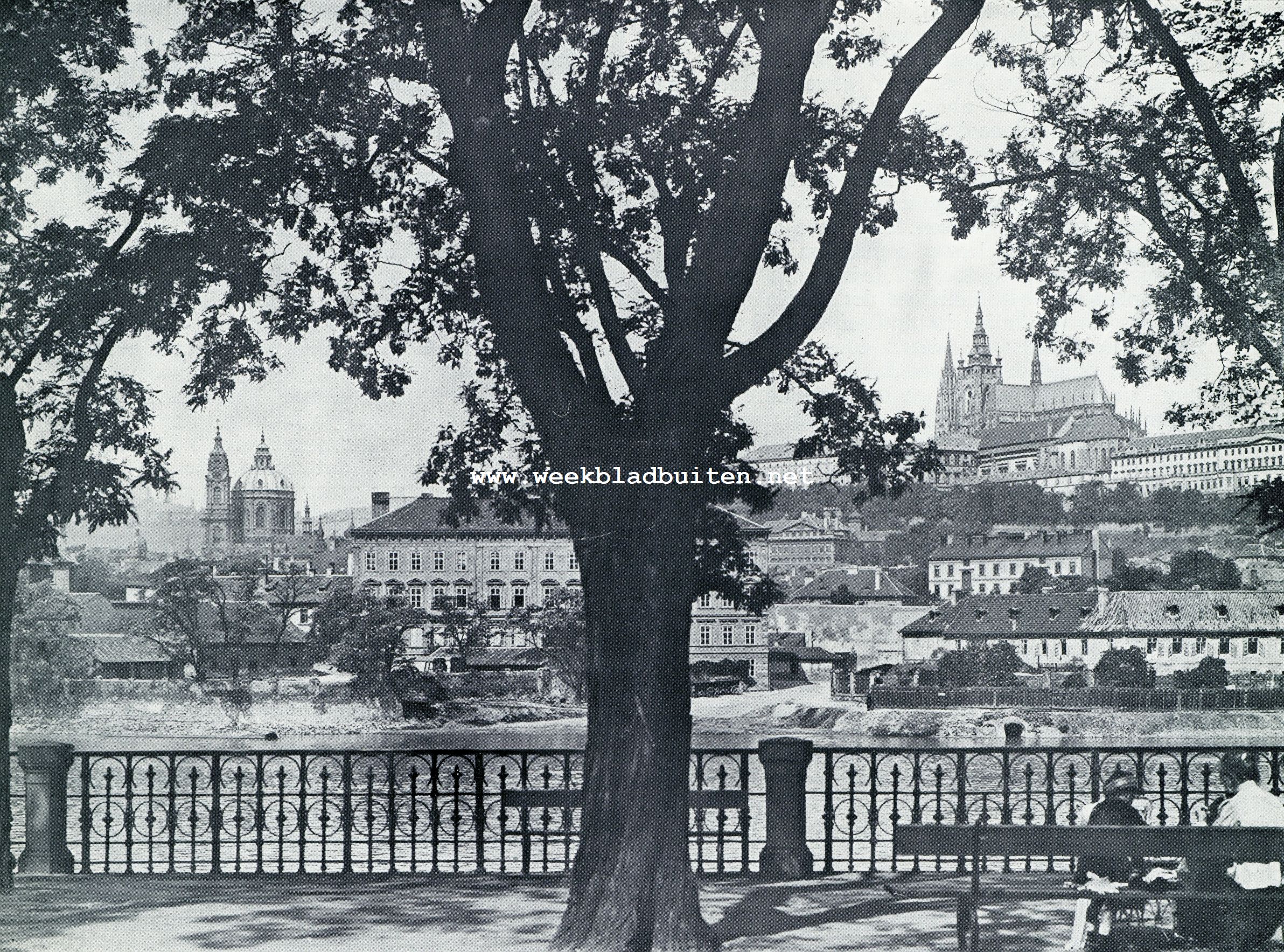AAN DE MOLDAU TE PRAAG. LINKS DE DOM, RECHTS DE HRADSCHIN