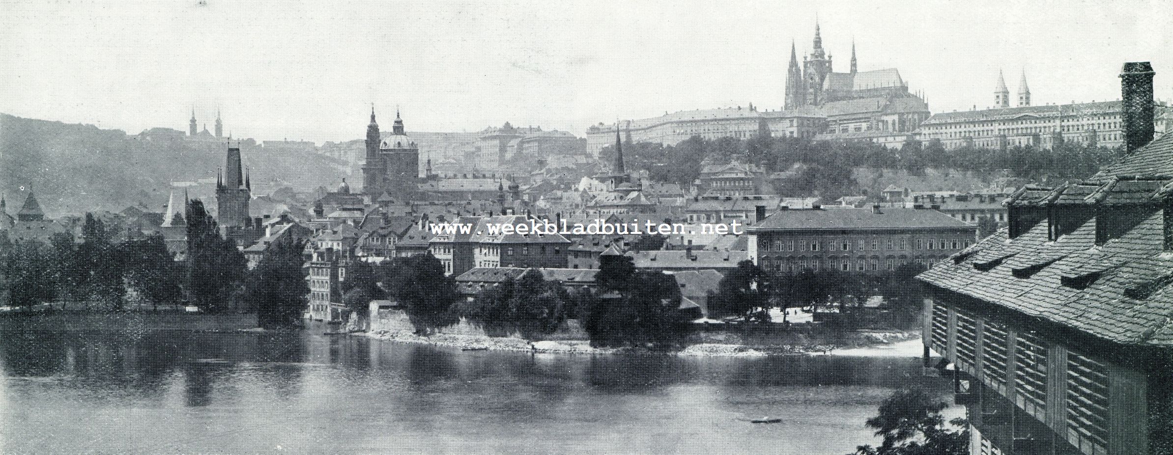 AAN DEN MOLDAU TE PRAAG. RECHTS DE HRADSCHIN