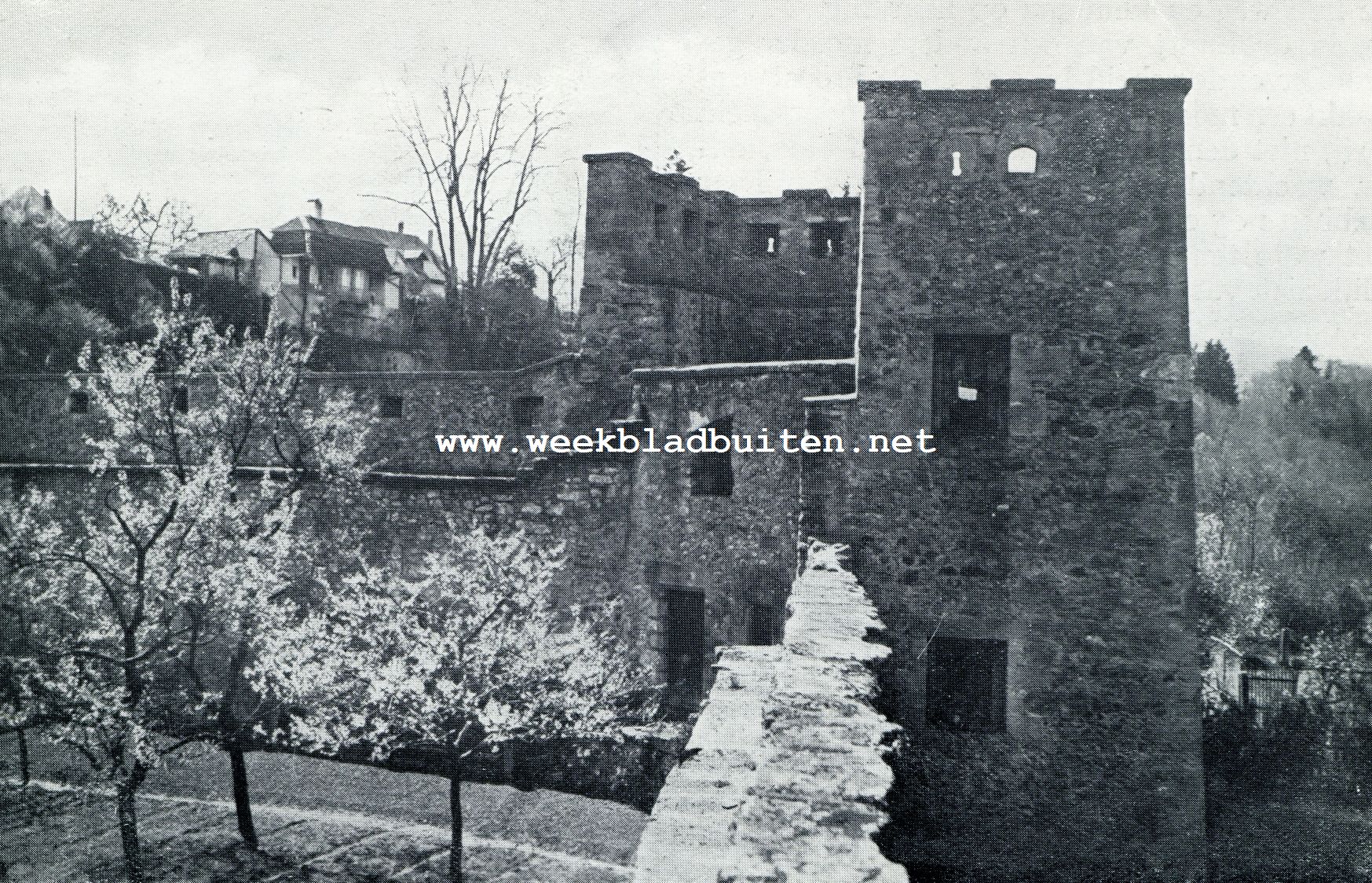 MIDDELEEUWSCHE STADSPOORT TE ESTAVAYER
