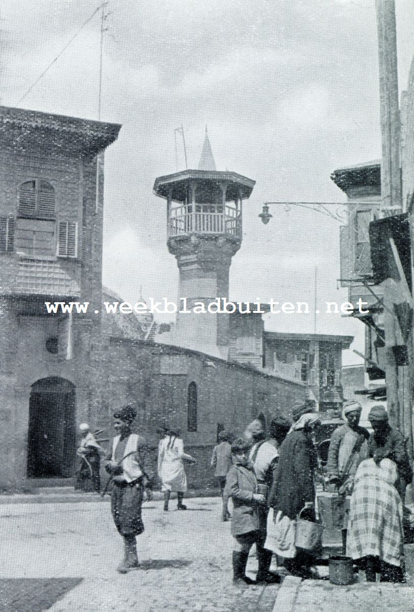 IN DE STRATEN VAN ALEPPO. HET  TORENTJE IS DE MINARET VAN EEN KLEINE MOSKEE