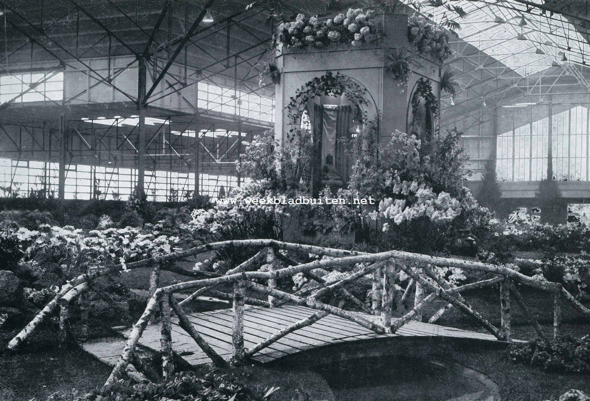 WIJ HERPLAATSEN HIER EEN AFBEELDING VAN DE EERSTE PRIMAVERA IN 1931, TEN EINDE DEN LEZER, DIE EEN OPWEKKING NOODIG MOCHT HEBBEN OM DE PRIMAVERA TE BEZOEKEN, EEN IDEE TE GEVEN VAN DE BLOEMENWEELDE, DIE HEM DAAR OOK THANS WEER WACHT