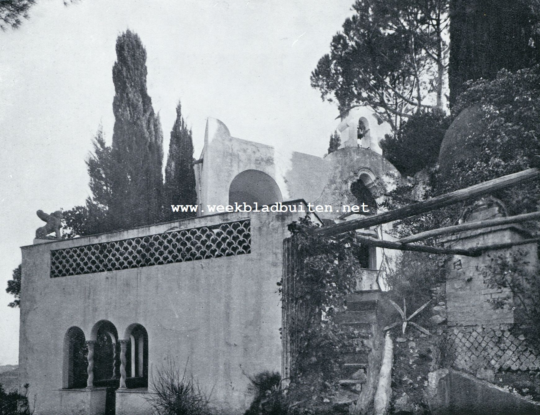 DE KAPEL, NU BIBLIOTHEEK, VAN SAN MICHELE. Van de Villa zelve door de geheele lengte der tuinen gescheiden, staat zij op de plek van oud-Romeinsche bouwvallen, De legende verhaalt, dat Tiberius hier wandelde op het tijdstip, dat Christus gekruisigd werd
