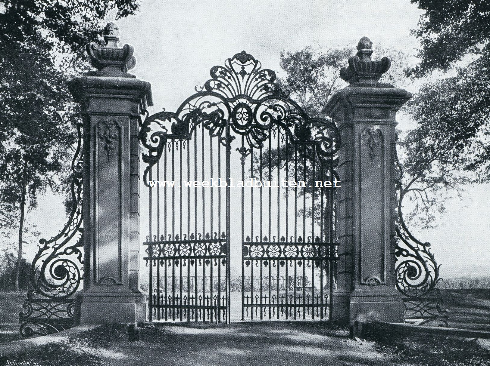 HET VOORMALIGE INRIJHEK AAN DE NIEUWE VECHT VAN KASTEEL NEDERHORST DEN BERG