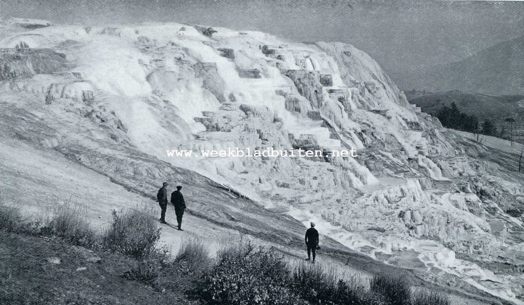 IN HET YELLOWSTONE PARK (V.S.) HEBBEN DE AFZETTINGEN VAN WARME BRONNEN IN DEN LOOP DER EEUWEN DEZEN IN ALLERLEI TINTEN GEKLEURDEN TERRAS-BERG DOEN ONTSTAAN