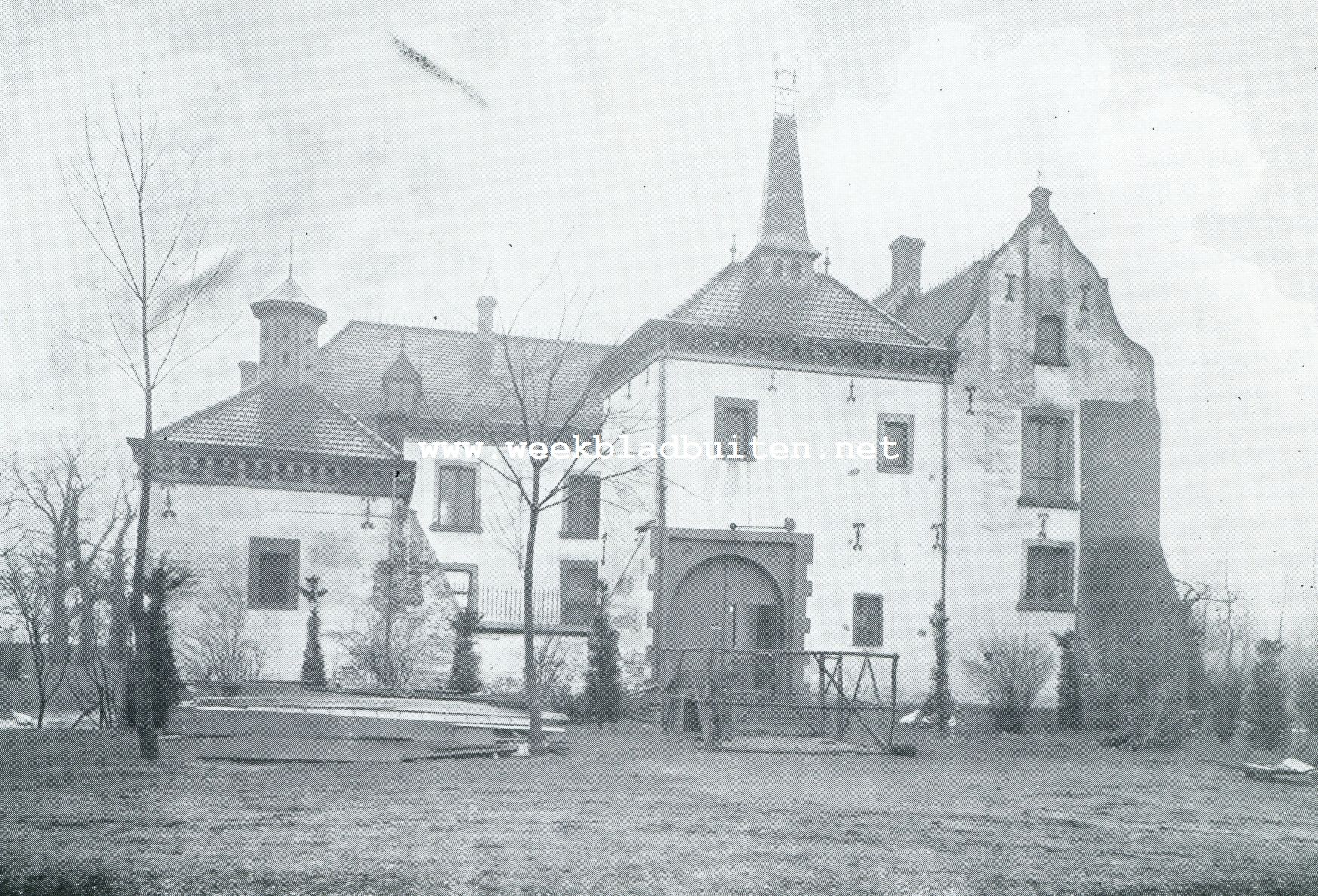 DE OORSPRONKELIJKE VOORZIJDE MET INRIJPOORT VAN HET KASTEEL TEN HOVE TE GRAETHEM (17E EEUW)