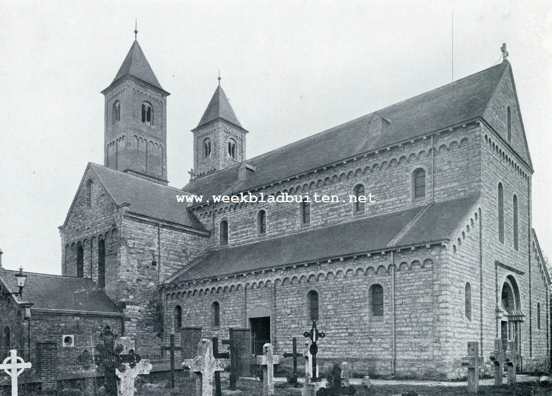 DE ONGEVEER ACHT EEUWEN OUDE ROMAANSCHE, UIT MERGELSTEEN OPGETROKKEN KERK TE ST. ODILINBERG