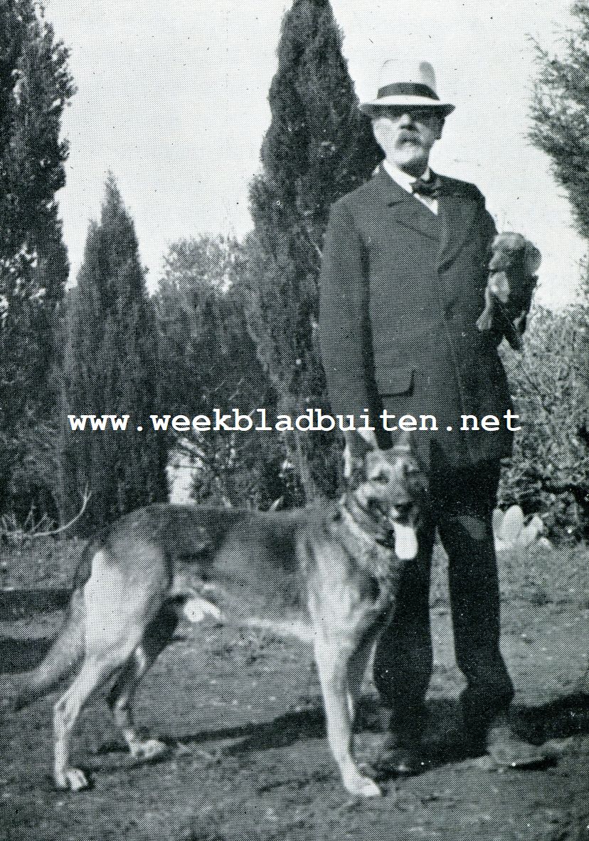 DR. AXEL MUNTHE MET ZIJN LIEVELINGS-DASHONDJE EN DEN HERDER, HEM GESCHONKEN DOOR DEN KONING VAN ZWEDEN