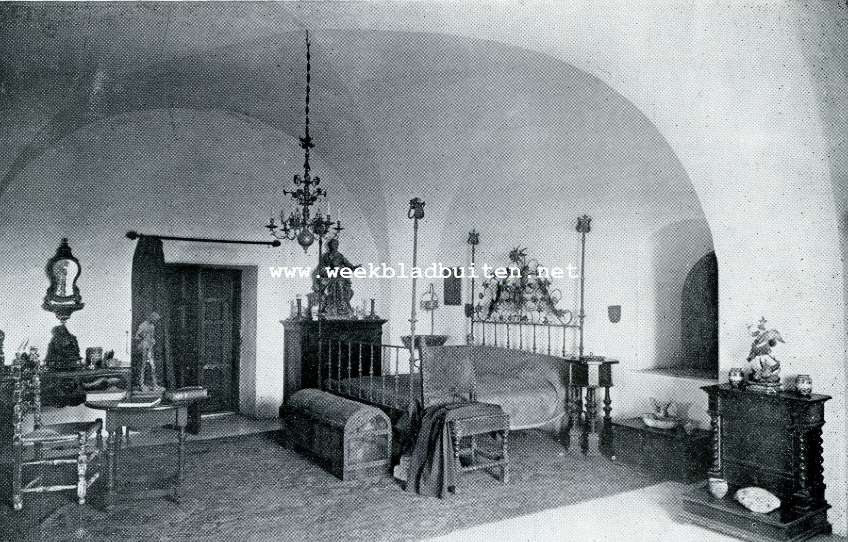 GEWELFDE SLAAPKAMER IN DEN TOREN VAN VILLA Dl MATERITA. Het bed is Siciliaansch uit de 15e eeuw, evenals de huwelijkskist aan het voeteneinde. De dubbele deuren van massief eikenhout geven toegang tot het dak, vanwaar men een prachtig panorama heeft. {Zie de afbeeldingen in het volgend nummer}