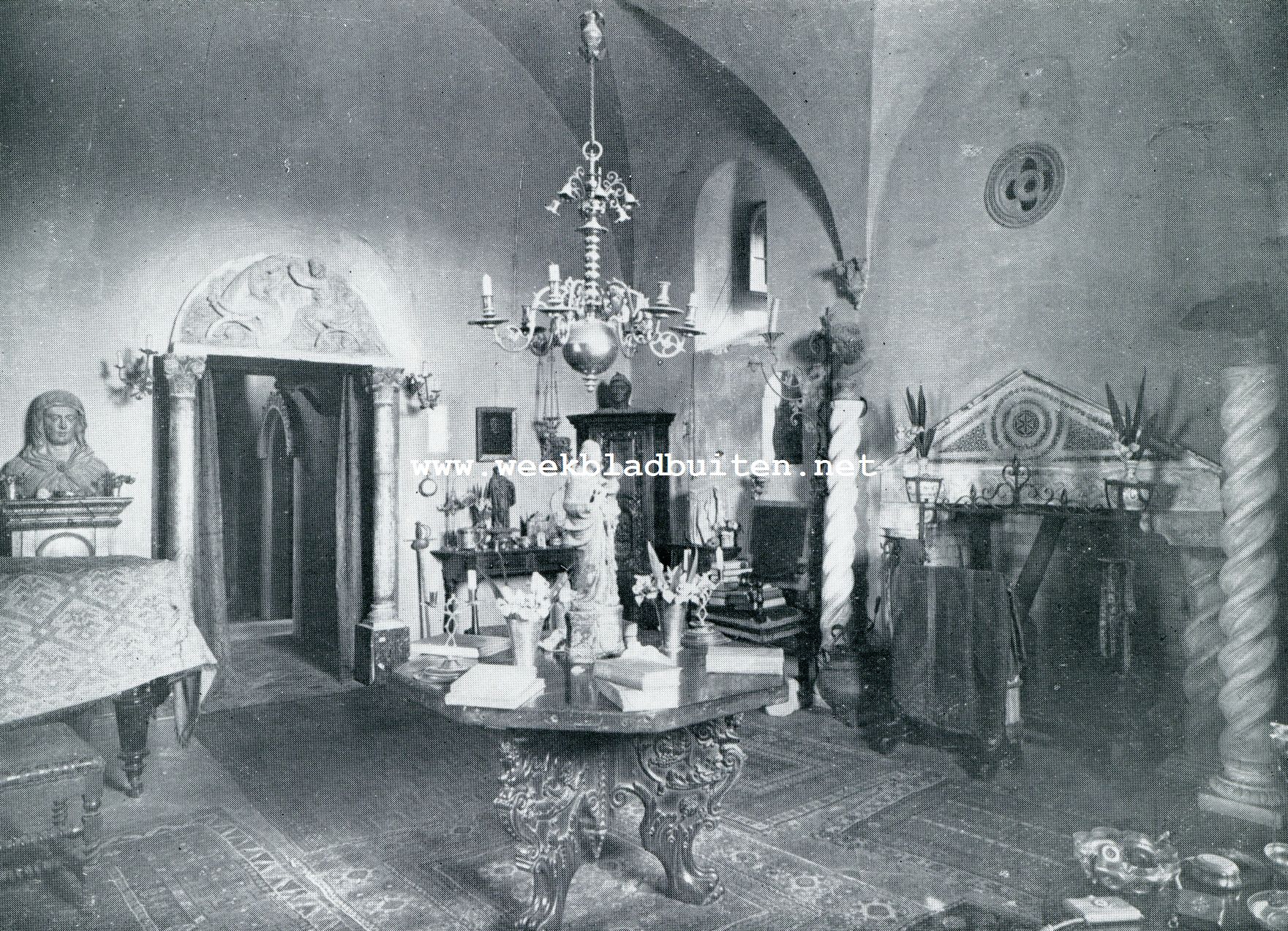 ZAAL MET KUNSTSCHATTEN IN DEN TOREN. De collectie Madonna's is hier door twee belangrijke beelden vertegenwoordigd: het quattrocento