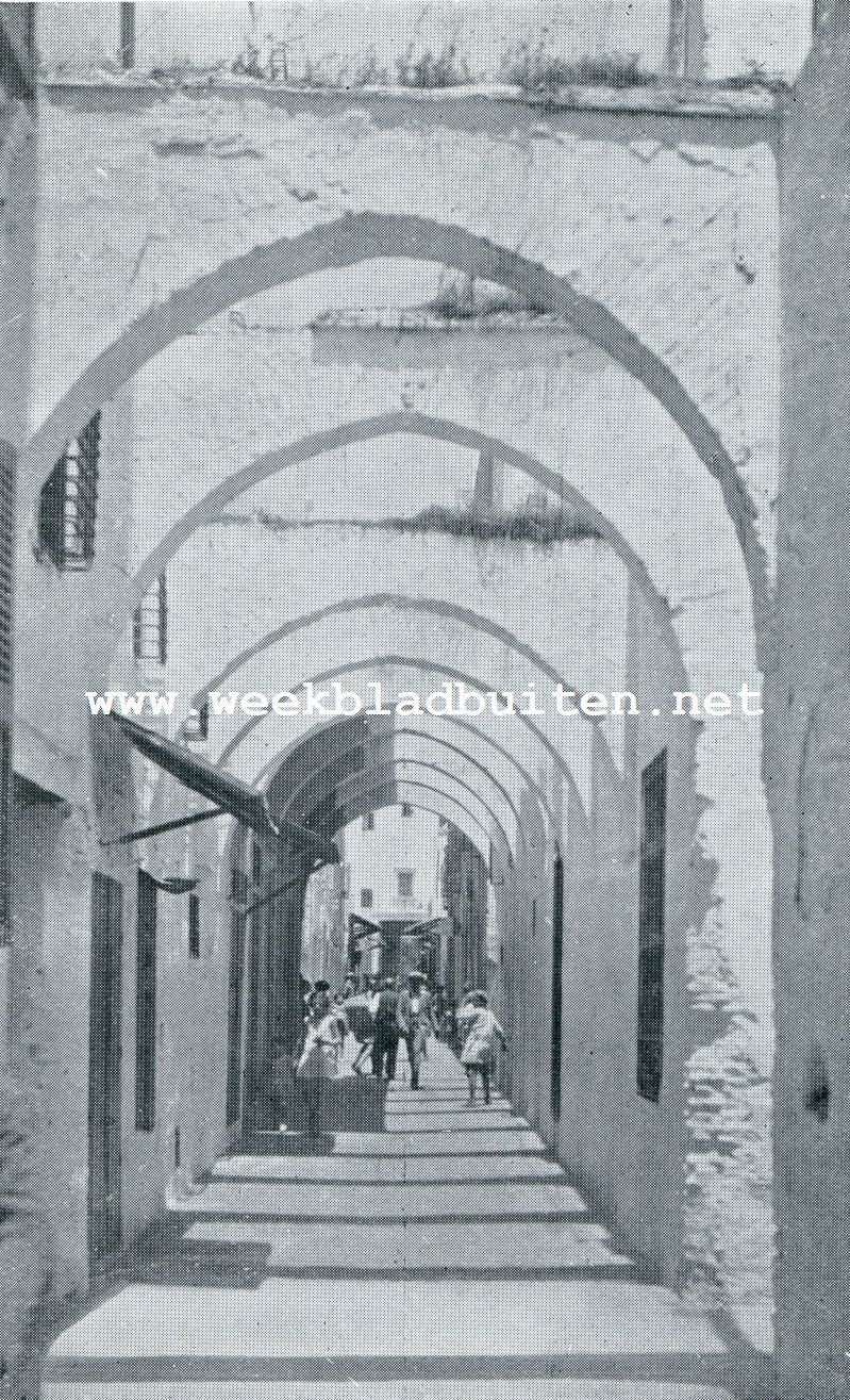 AAN GENE ZIJDE VAN DE STRAAT VAN GIBRALTAR. IN HET JOODSCHE GEDEELTE VAN TETOEAN