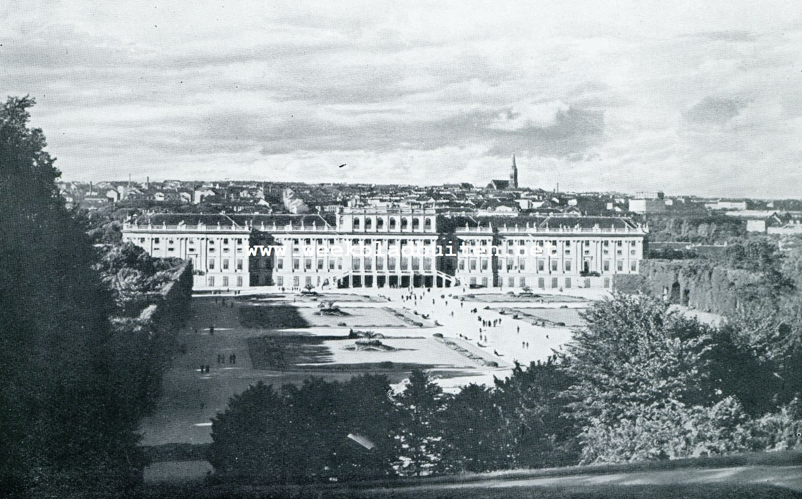 HET SLOT SCHOENBRUNN. ACHTERGEVEL EN EEN GEDEELTE VAN HET PARK