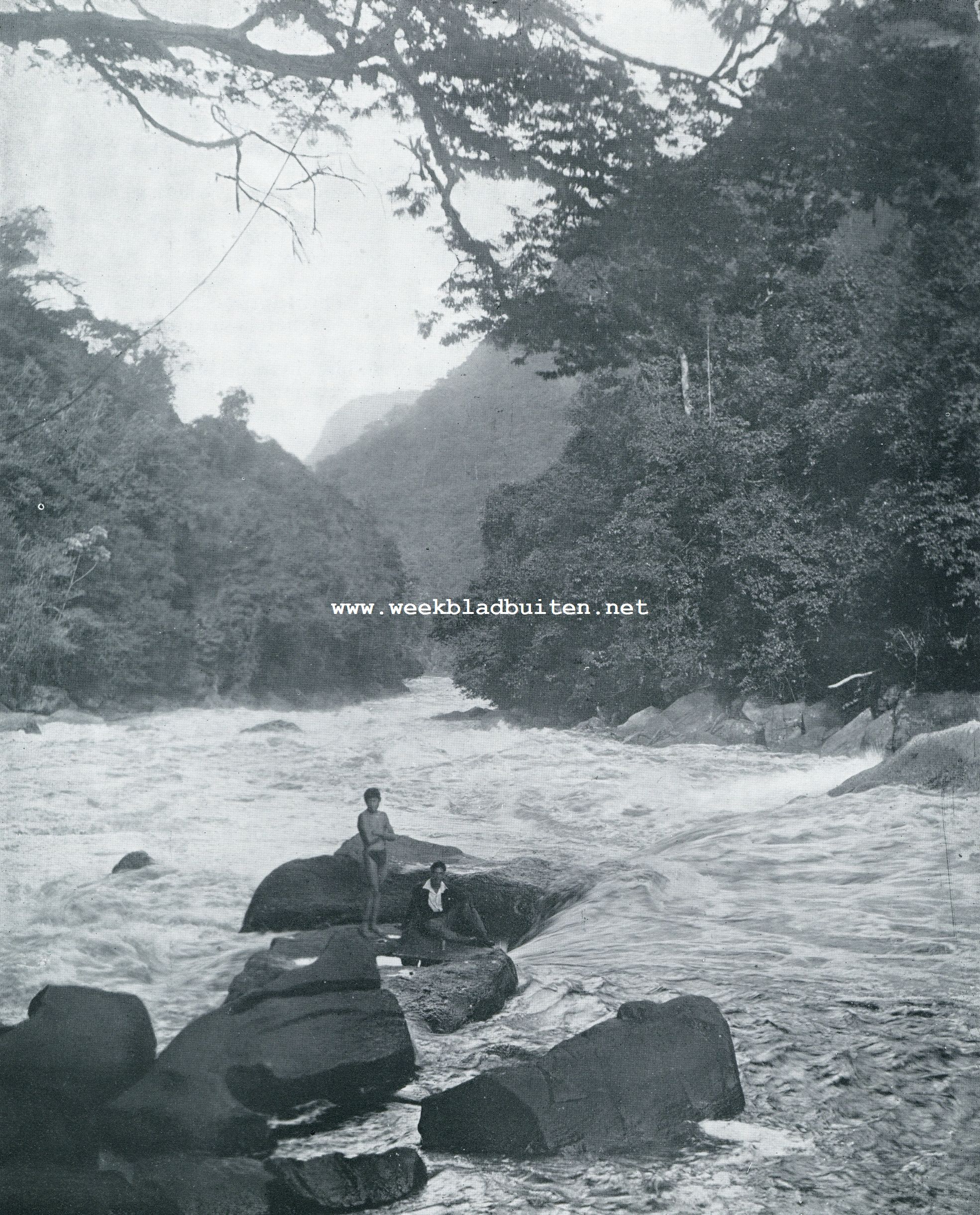 DE KAIETEUR-KLOO F BENEDEN DEN GROOTEN KAIETEUR- WATERVAL IN BRITSCH GUIANA, OP DEN VOORGROND DE DEVIL'S POTHOLE {BIJ HET ARTIKEL: DE KAIETEUR-WATERVAL IN BRITSCH GUIANA)