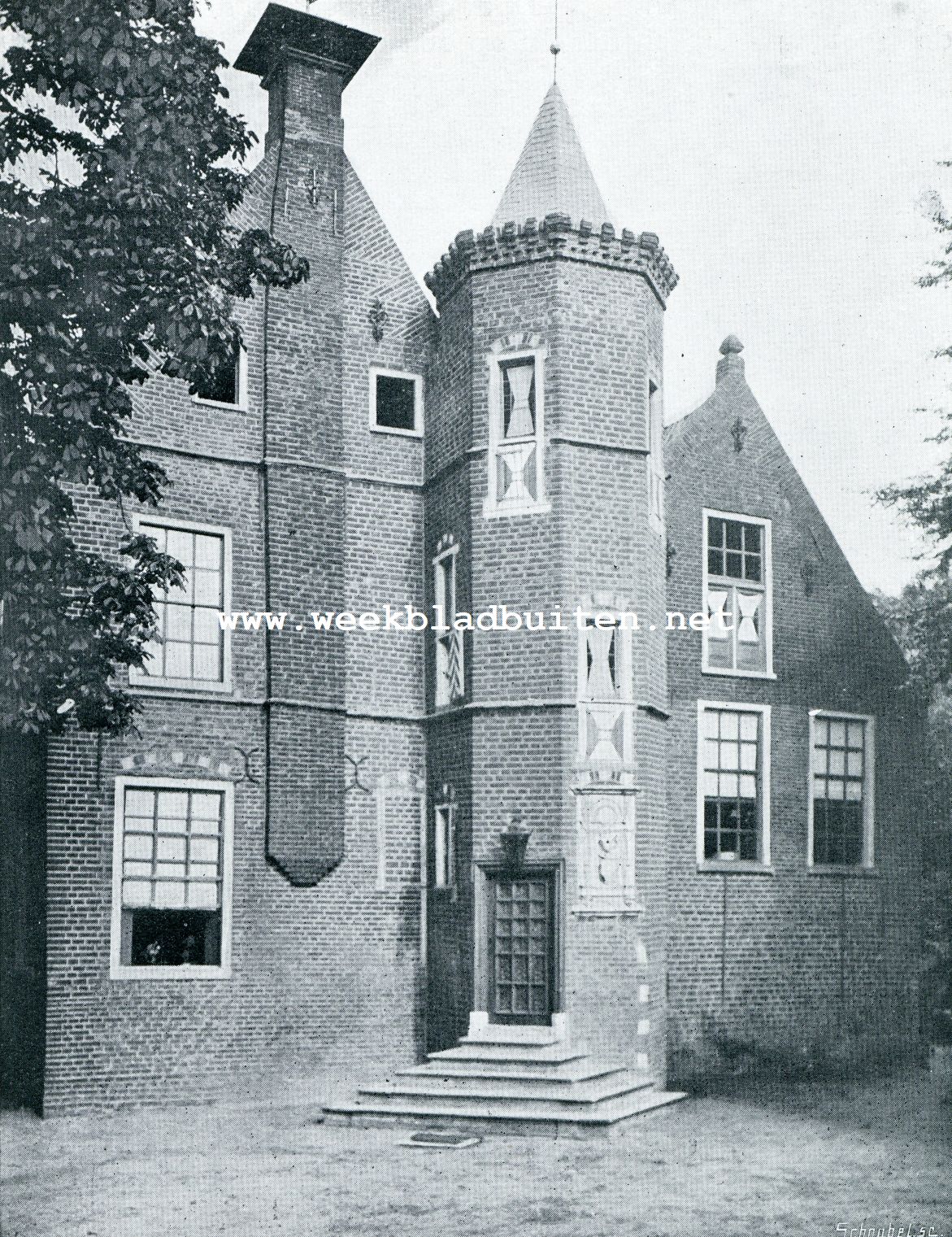 DE VOORGEVEL VAN DEN VLEDDERBURCHT