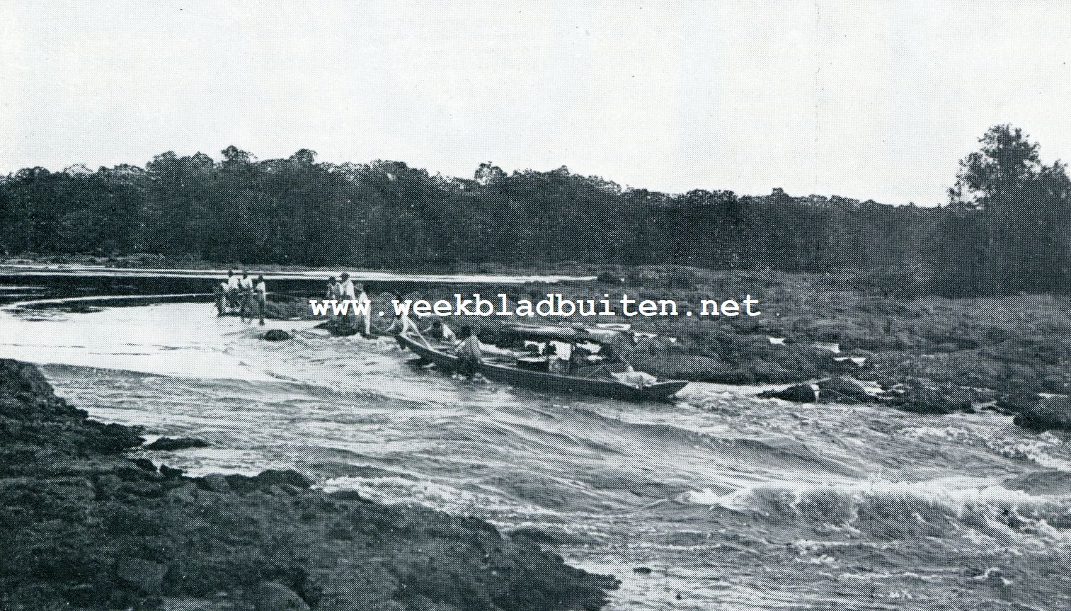 EEN BOOT WORDT IN DE BINNENLANDEN VAN BRITSCH GUIANA DOOR EEN STROOMVERSNELLING GETROKKEN