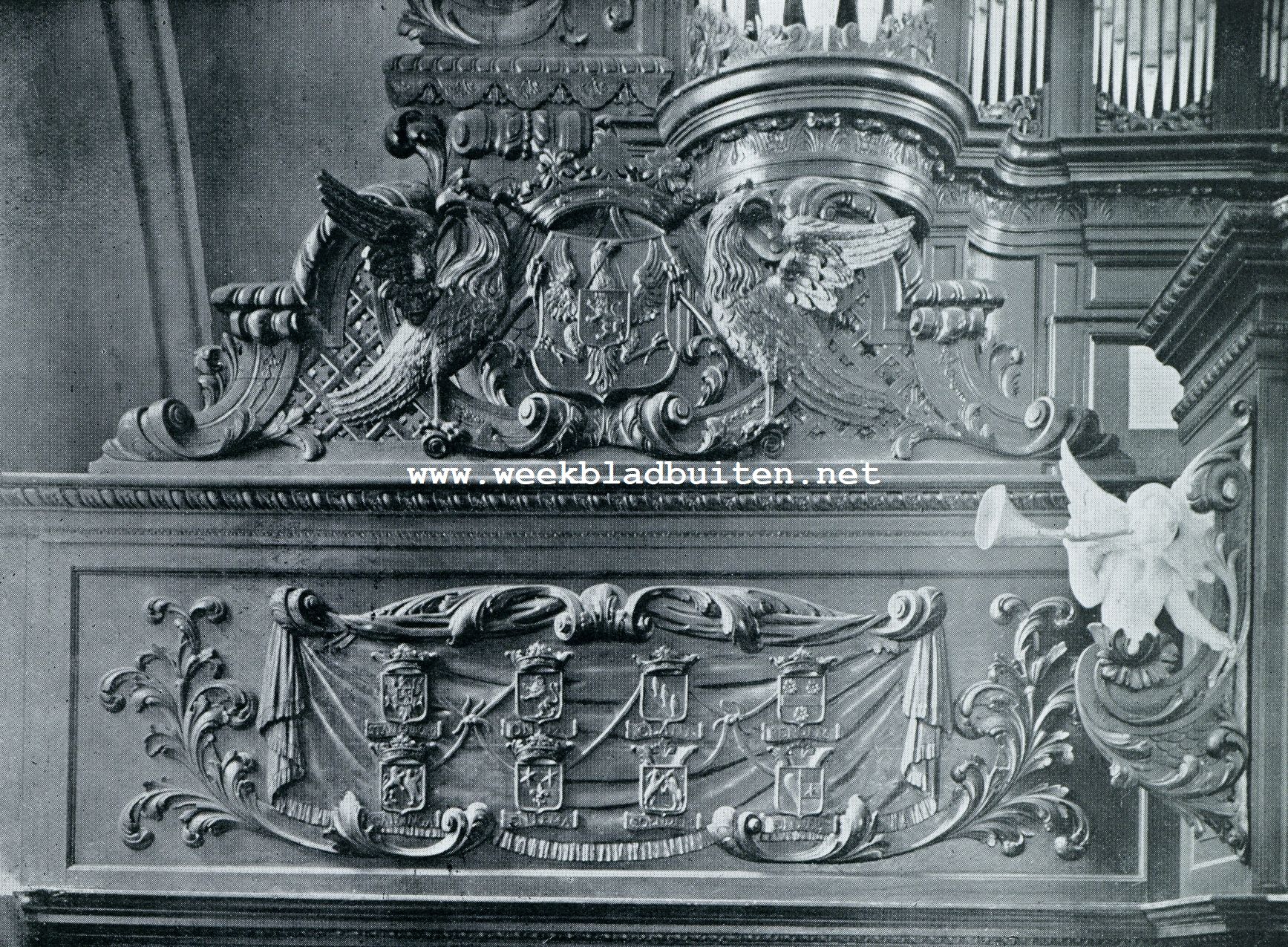 OOK HET KERKORGEL DIENT TOT VERMEERDERING VAN GLORIE DER OMMELAND ER RIDDERGESLACHTEN. FAMILIEWAPENS, GESNEDEN IN HET DECORATIEVE FRONT VAN HET ORGEL TE LEENS