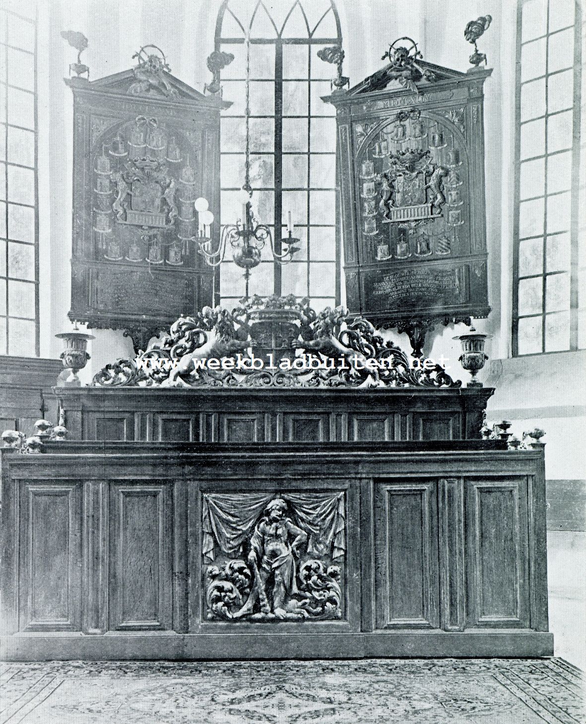DE BURCHT DIJKSTERHUIS IS VERDWENEN, MAAR IN DE KERK STAAT DE BANK EN HANGEN DE ROUWTAFELS VAN DE VOORMALIGE HEEREN
