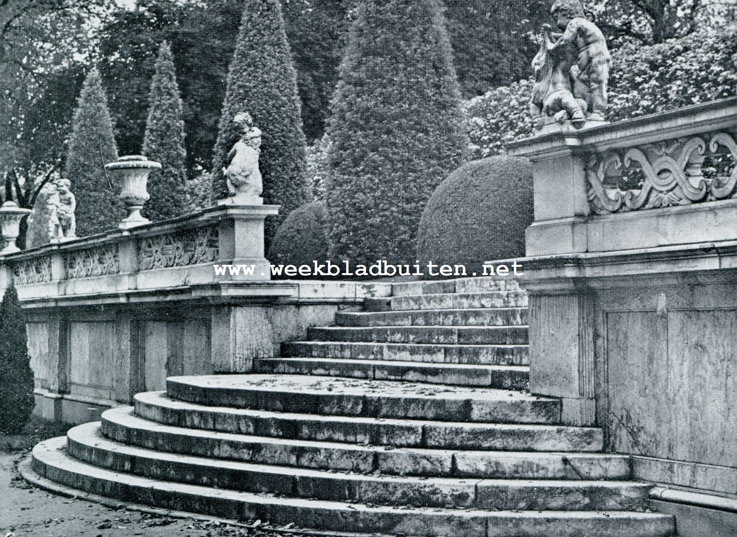 MARMEREN BALUSTRADE MET SPELENDE KINDEREN IN HET PARK VAN SANSSOUCI