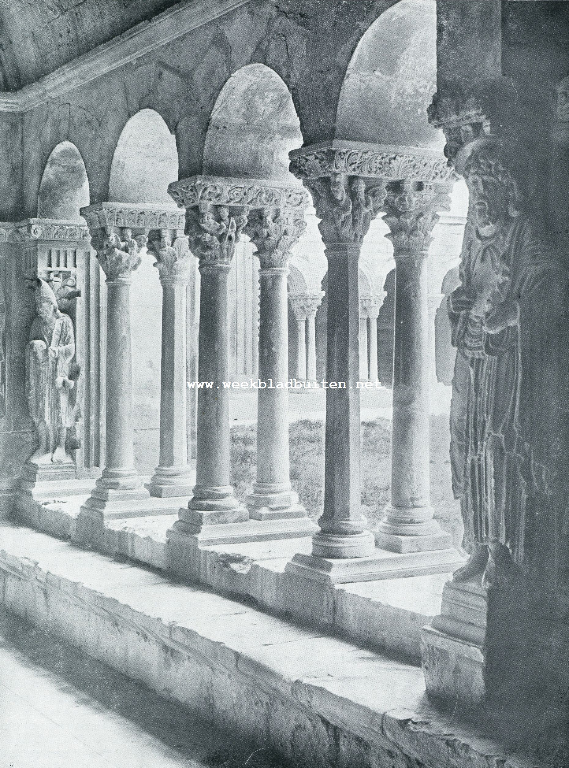 DETAIL VAN EEN DER VIER GALERIJEN IN HET KLOOSTER ST. TROPHIME TE ARLES (BIJ HET ARTIKEL: ARLES, WAAR ALLE EEUWEN ELKAAR ONTMOETEN)