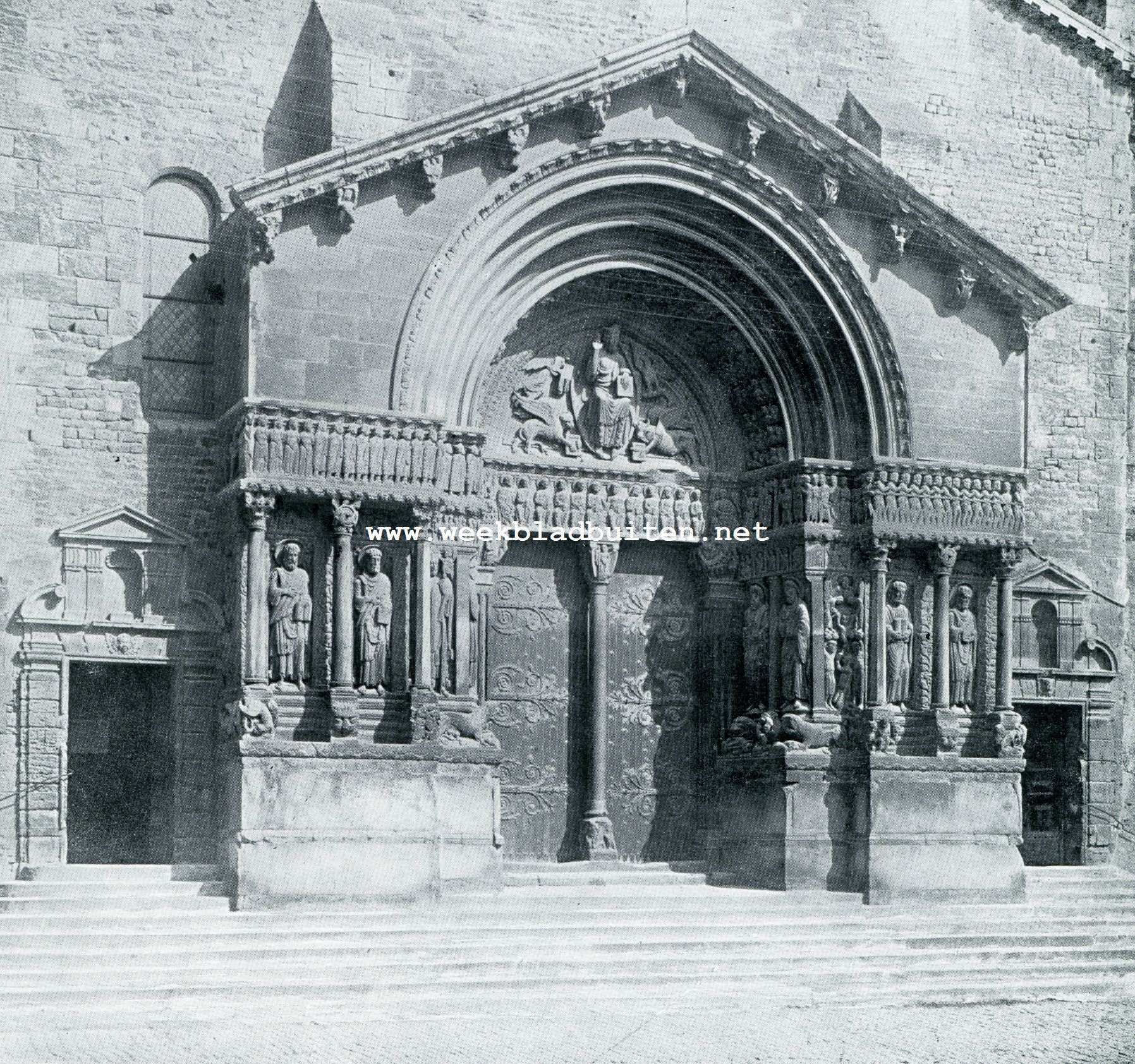 DE INGANG VAN DE KATHEDRAAL ST. TROPHIME TE ARLES, DATEEREND UIT DE TWAALFDE EEUW