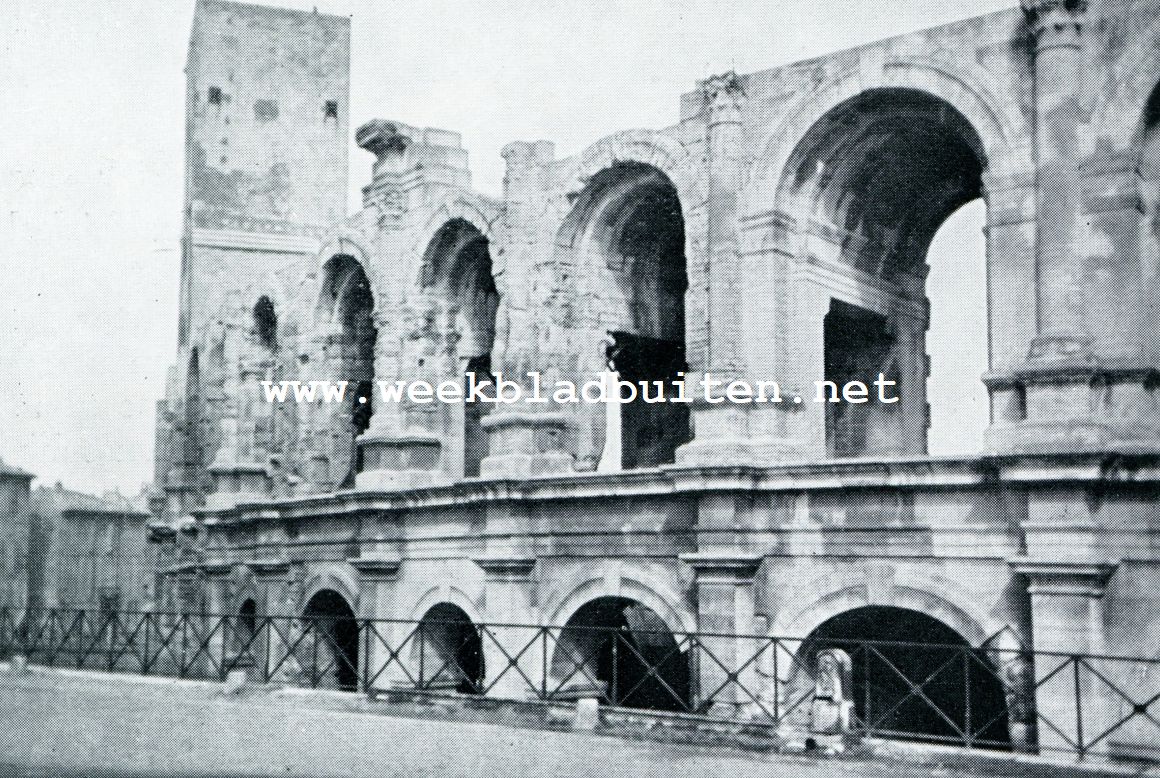 HET UITWENDIGE VAN DE ROMEINSCHE ARENA TE ARLES MET VERDEDIGINGSTOREN