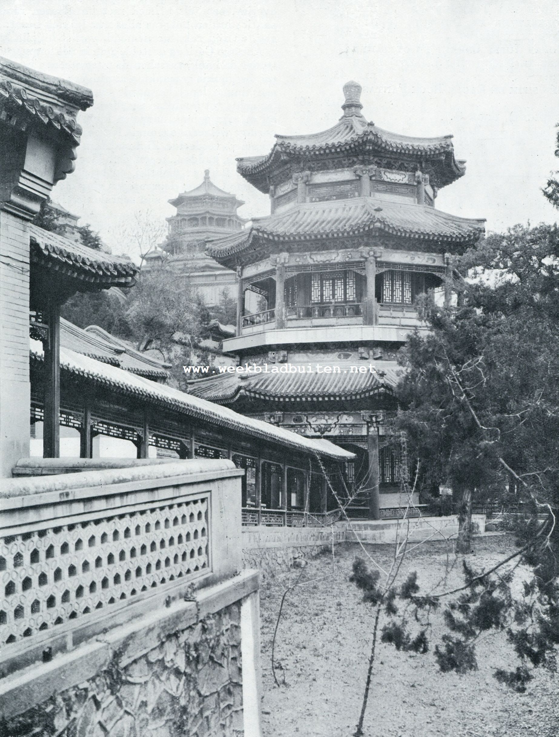 THEEPAVILJOEN IN HET ZOMERPALEIS IN DE WESTELIJKE BERGEN BIJ PEKING, OP DEN ACHTERGROND HET HEMELKLIEVEND PAVILJOEN