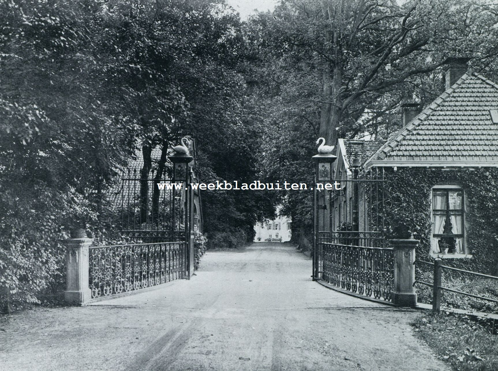 DE SCHOONHEID VAN DEN ACHTERHOEK. DE INGANG VAN HET KASTEEL KEPPEL