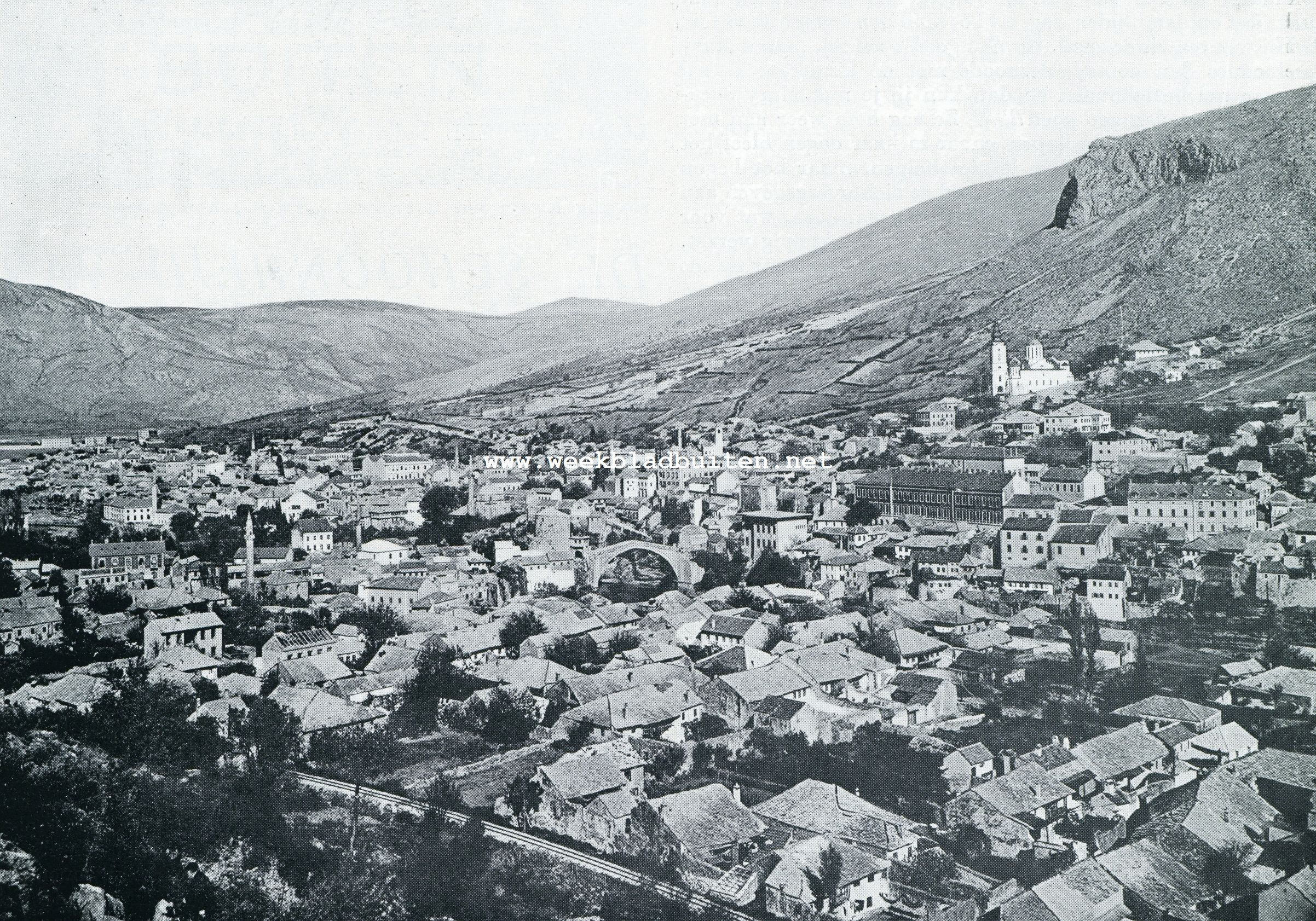 MOSTAR, DE HOOFDSTAD VAN HERZEGOWINA. IN HET MIDDEN DE OUDE BRUG OVER DE NARENTA